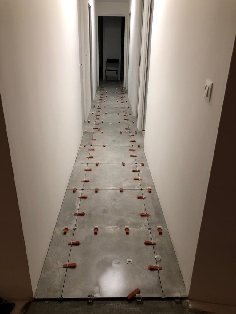 Un long couloir avec beaucoup de carrelage au sol