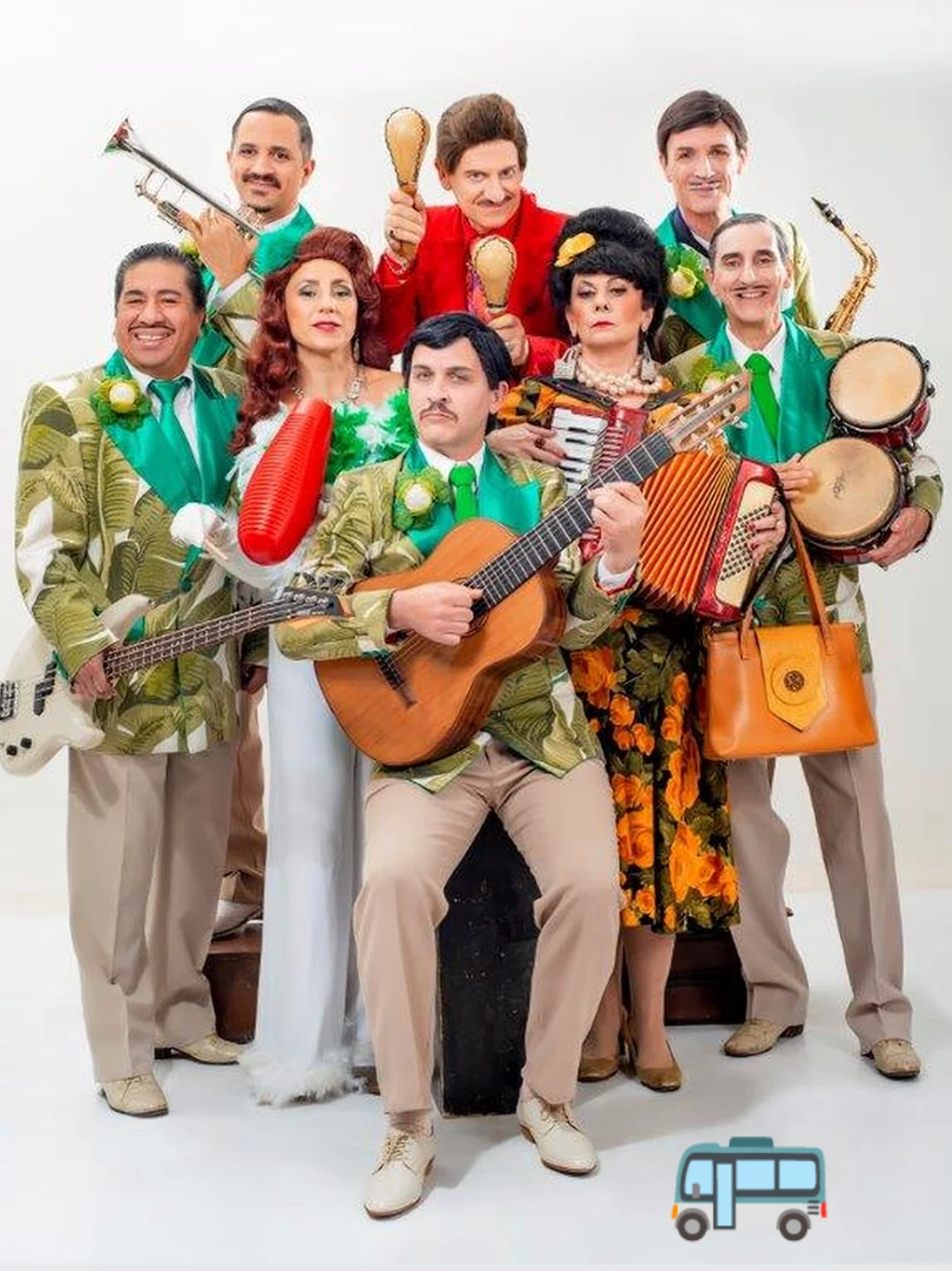 Un grupo de músicos con trajes florales verdes a juego y vestidos coloridos, actuando en un estudio.