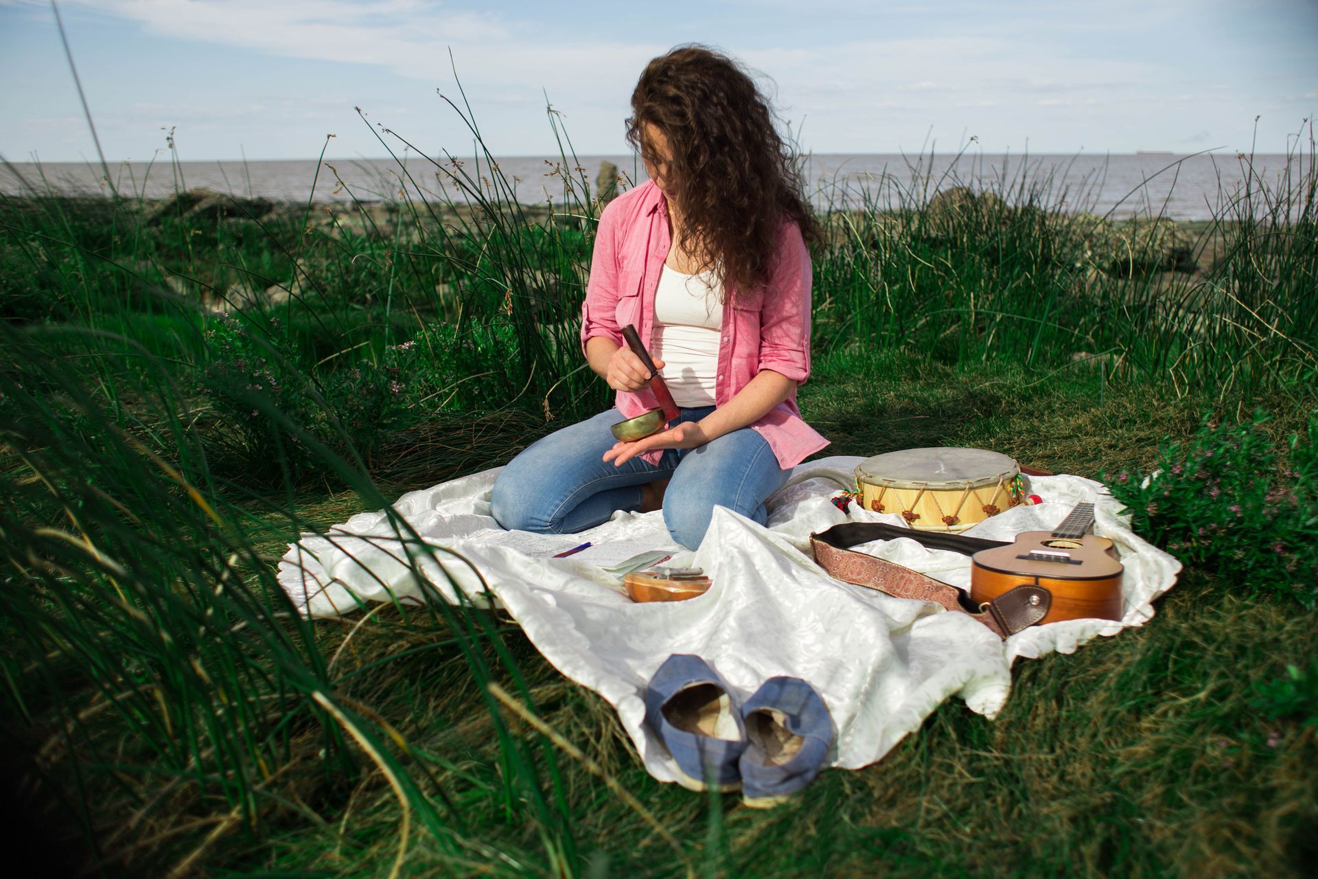 Paulina Meditando con un cuenco, una pausa al lado del rio. 