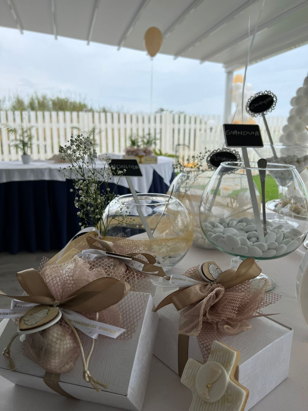 Un tavolo con sopra tante scatole e vasi.