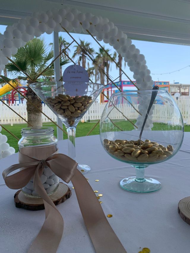 Un tavolo con sopra un vaso pieno di noci.