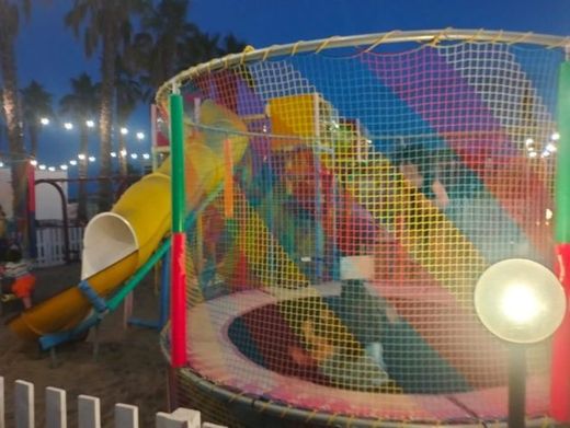 Un parco giochi colorato con scivolo e trampolino