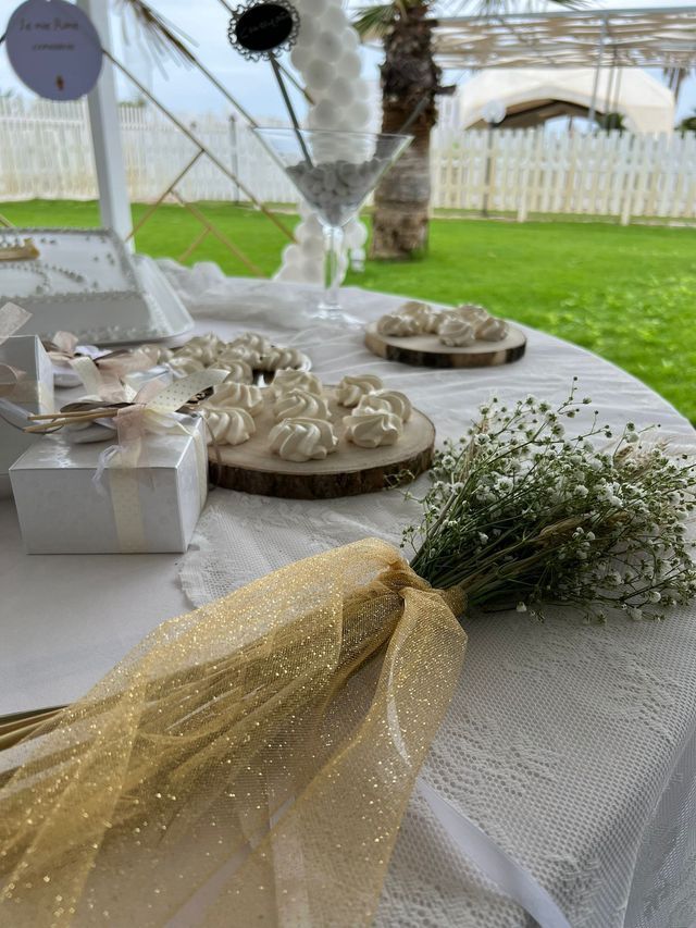 Un tavolo con sopra un bouquet di alito di bambino.