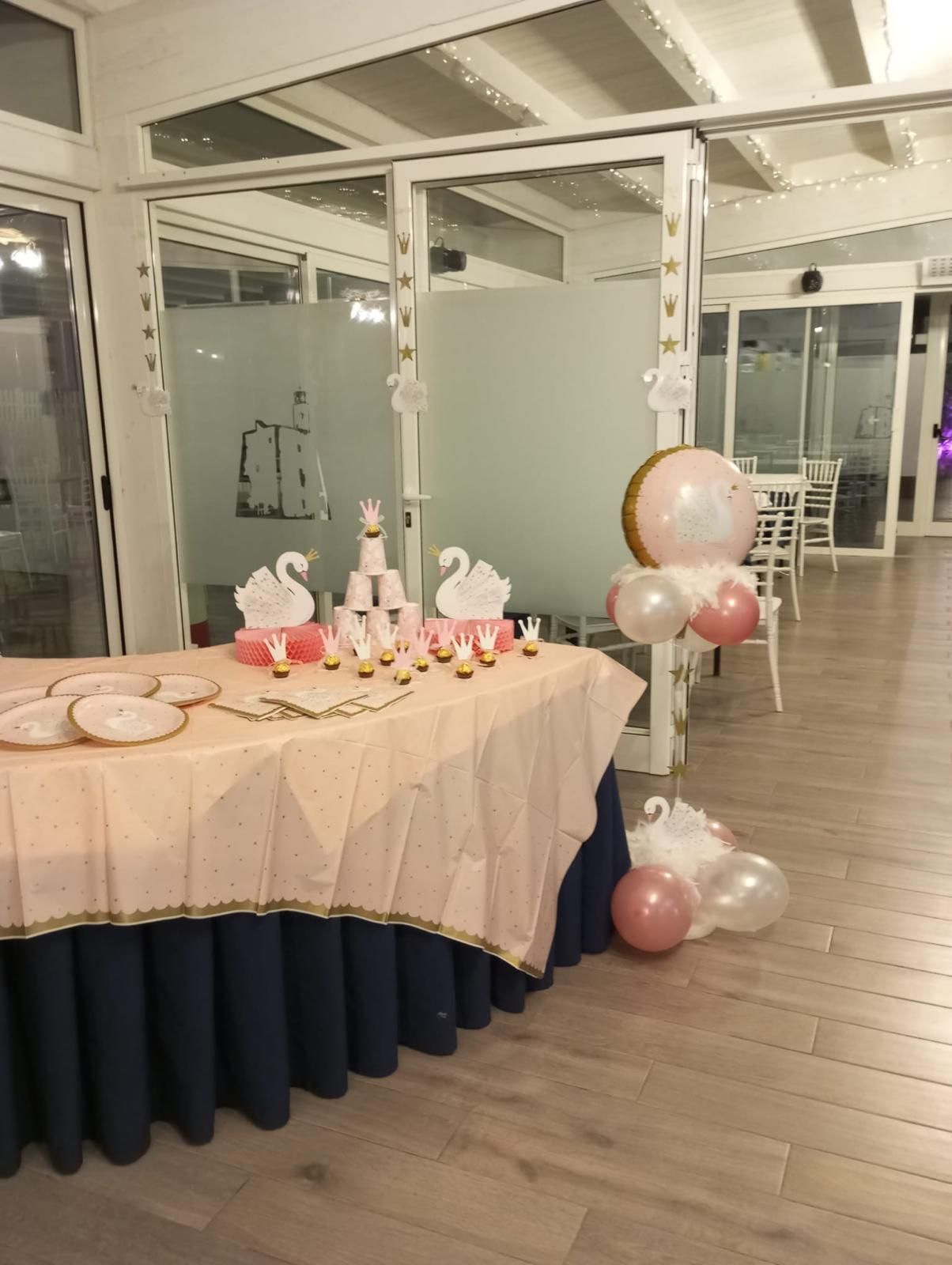 Un tavolo con sopra una tovaglia e dei palloncini