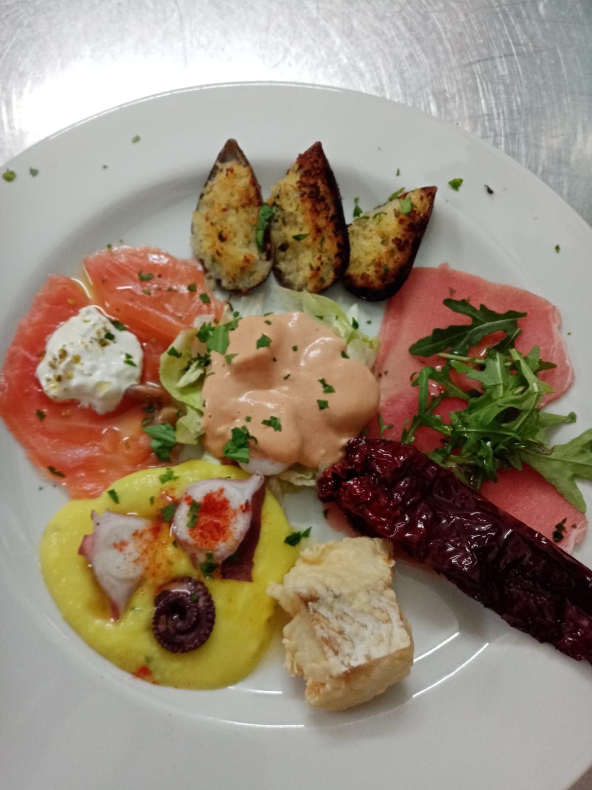 Un piatto bianco con sopra una varietà di cibi