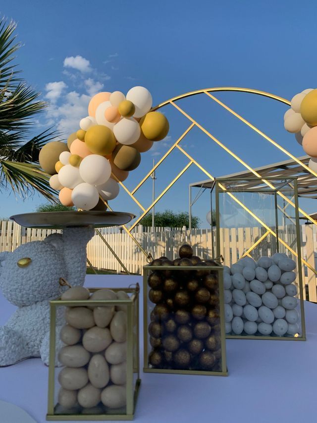 Sopra un tavolo c'è un mazzo di palloncini