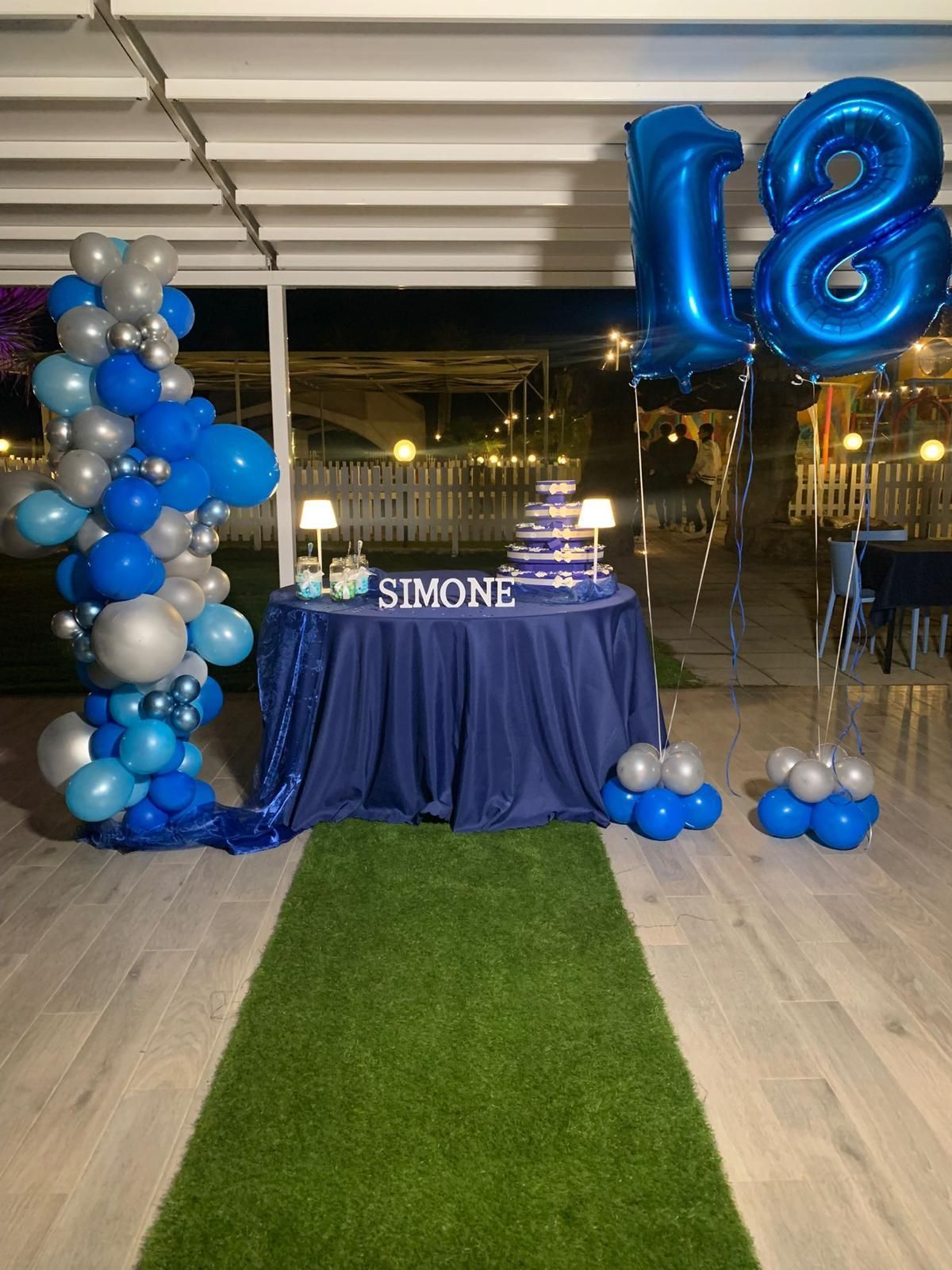 Un tavolo con torta e palloncini per un 18esimo compleanno