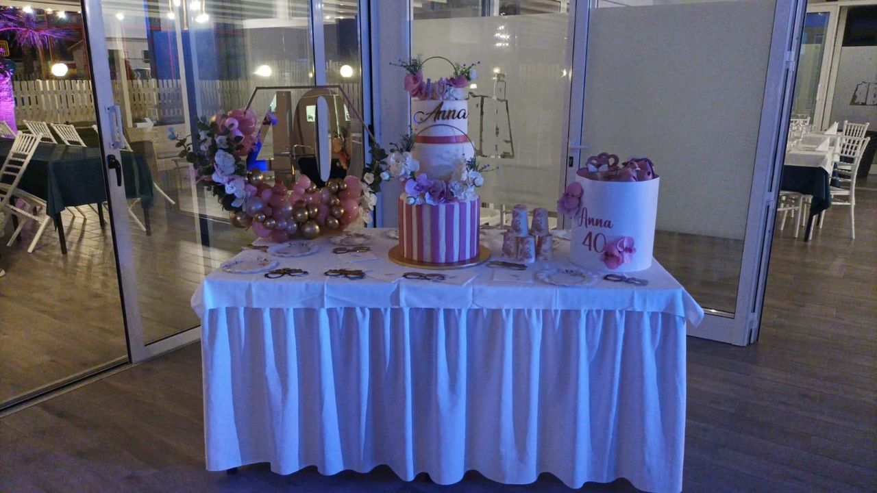 Un tavolo con una torta e delle caramelle sopra in una stanza.