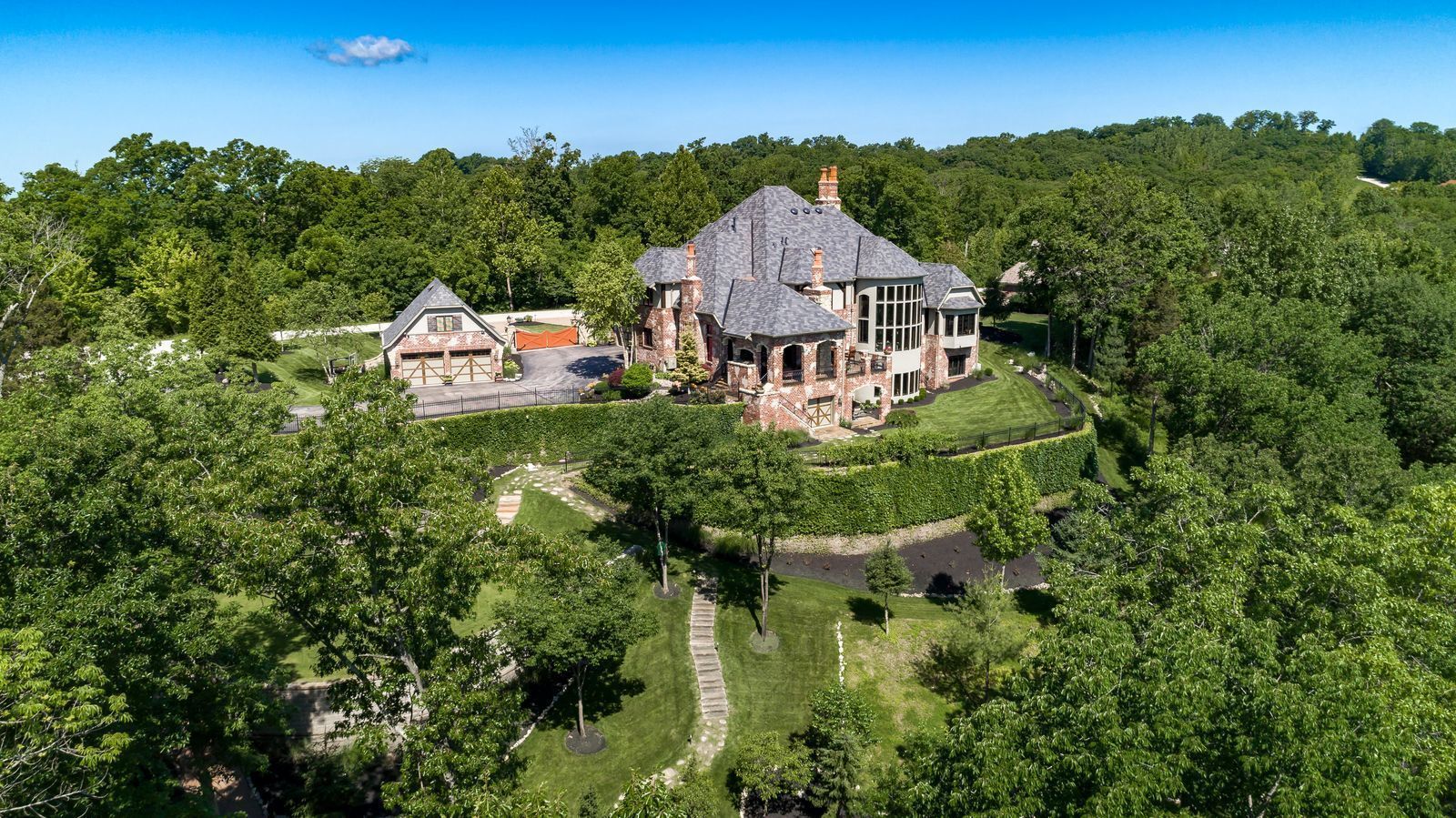Luxury custom homes in St. Louis and Lake of the Ozarks