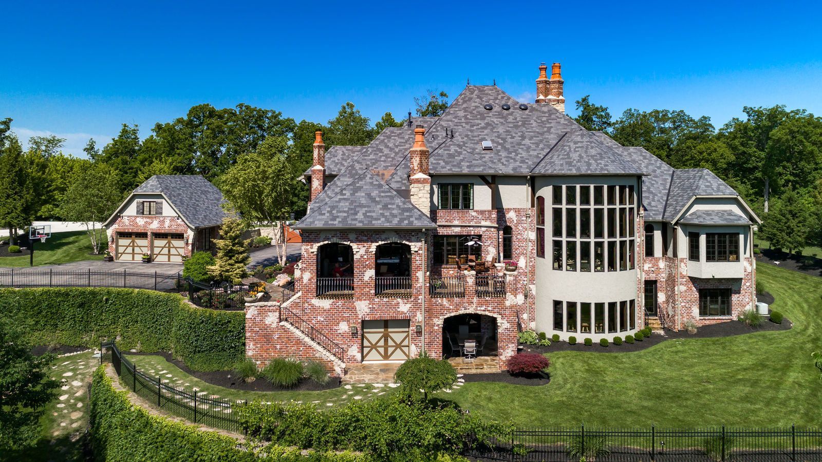 Luxury custom homes in St. Louis and Lake of the Ozarks