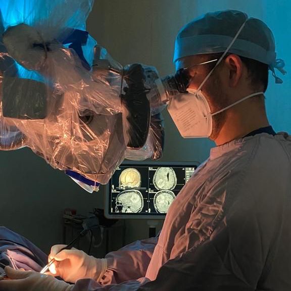 Un cirujano está operando a un paciente en un quirófano.