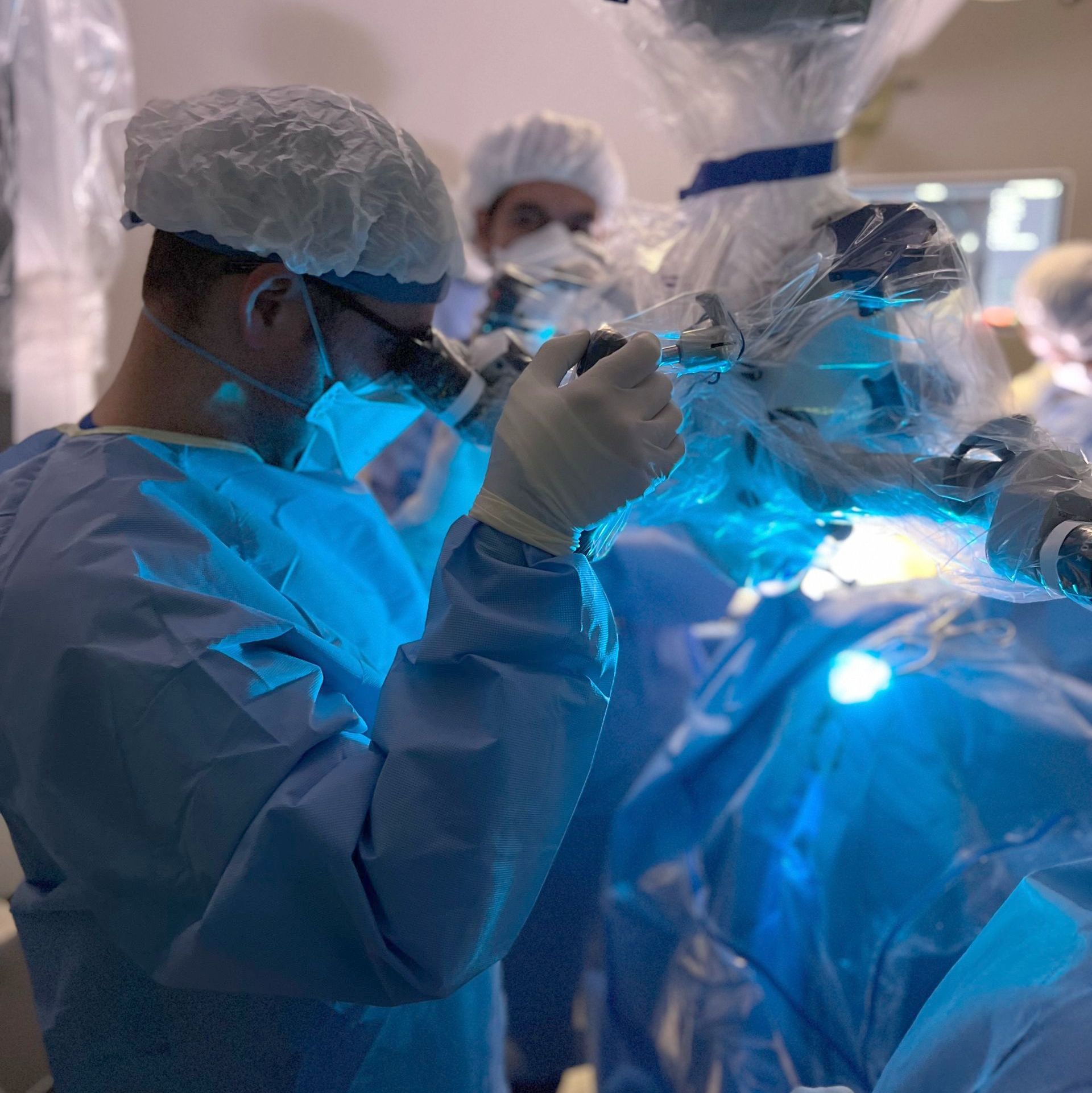 Un grupo de cirujanos está operando a un paciente en un quirófano.