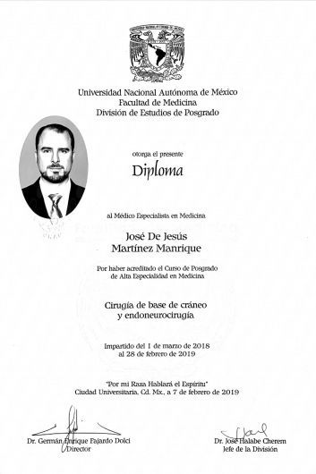 Un diploma con la foto de un hombre con traje y corbata.