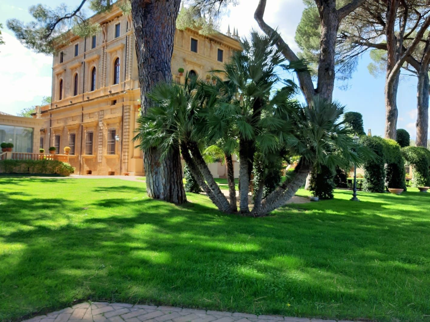 Un grande edificio con molti alberi davanti