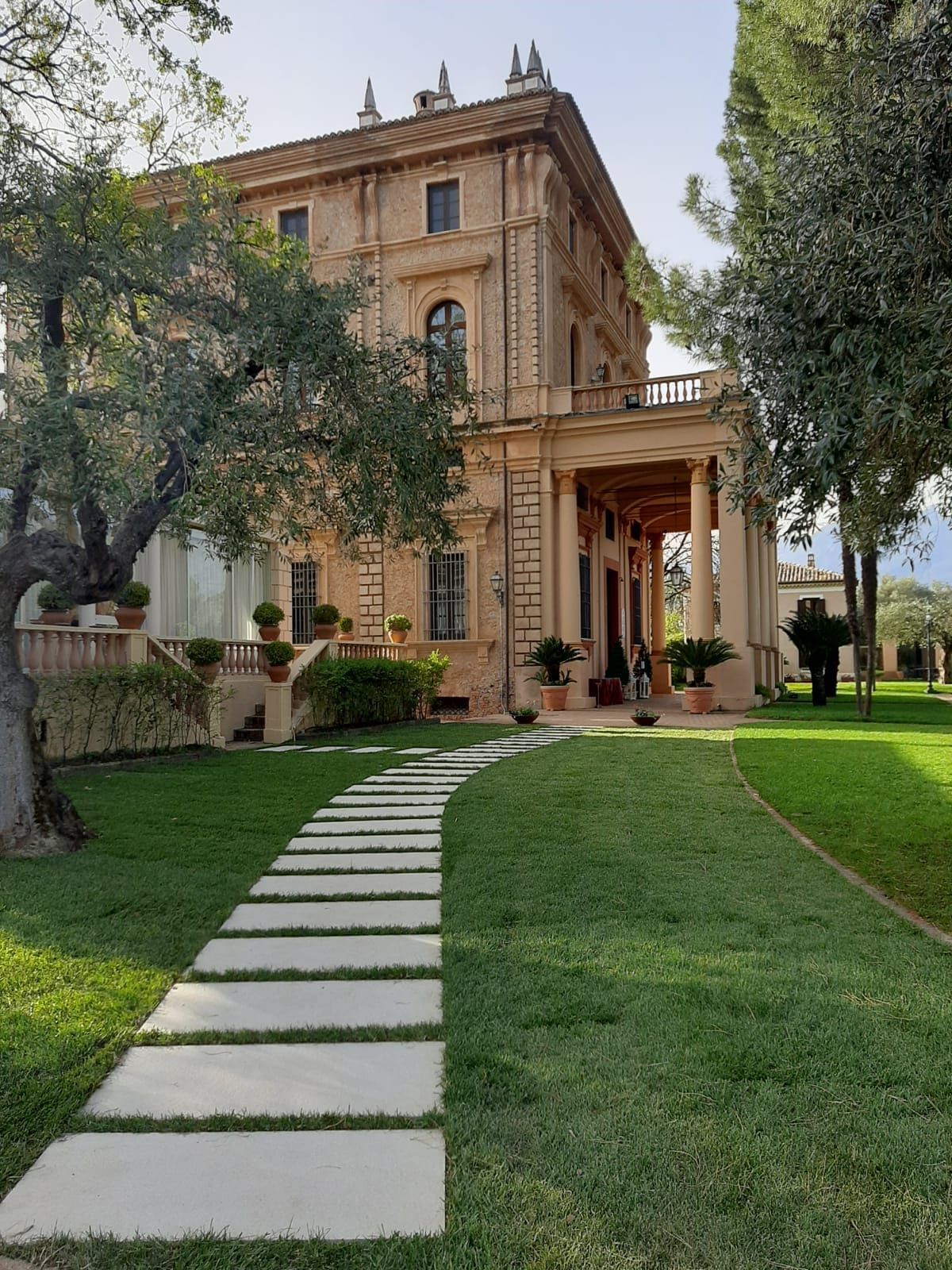 Un grande edificio a cui si accede da un sentiero