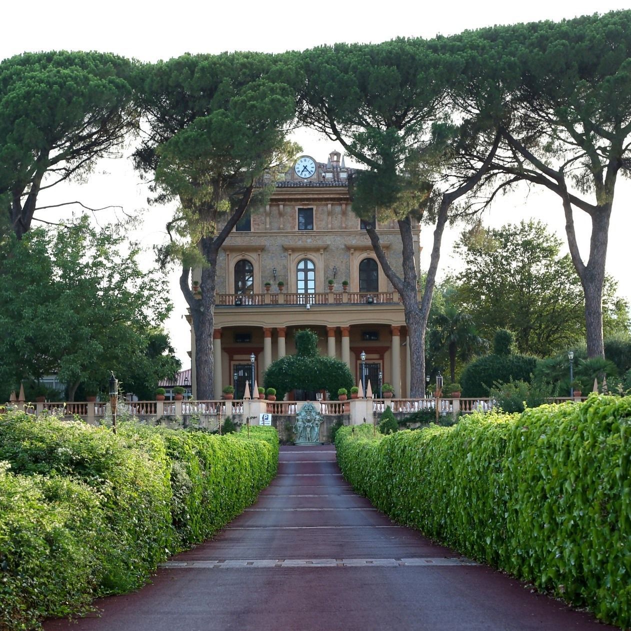 Un grande edificio con un orologio sopra