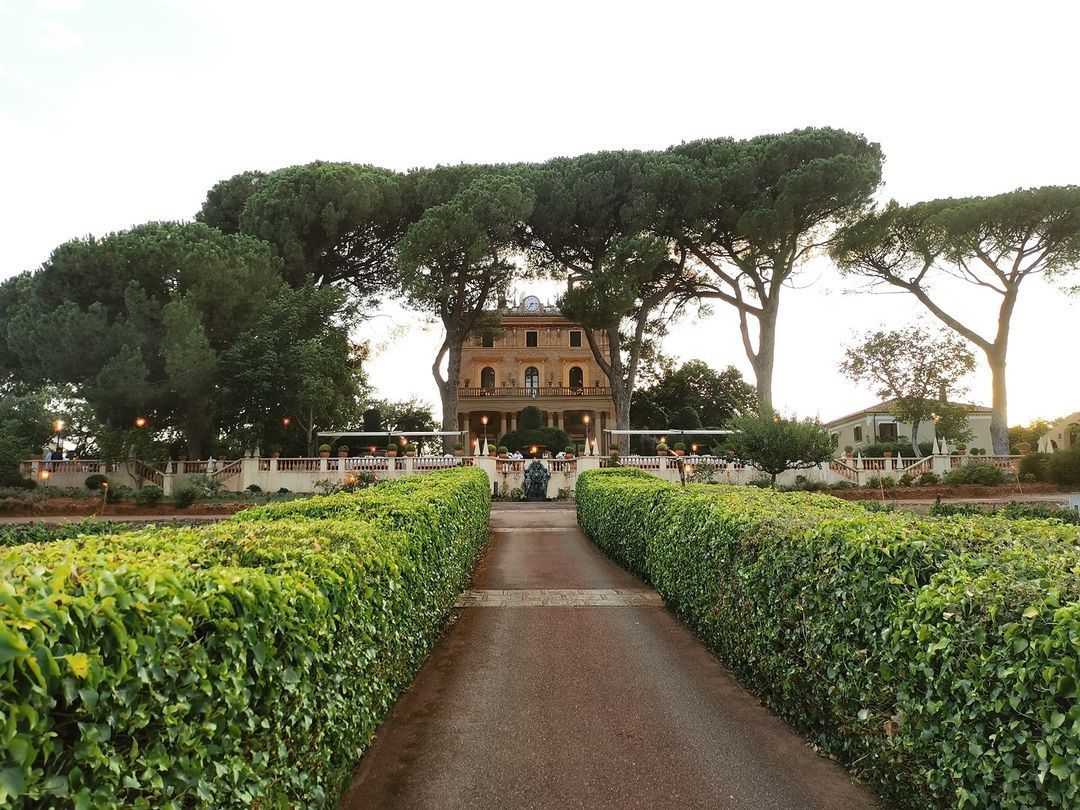 Un sentiero che conduce ad una grande casa circondata da alberi