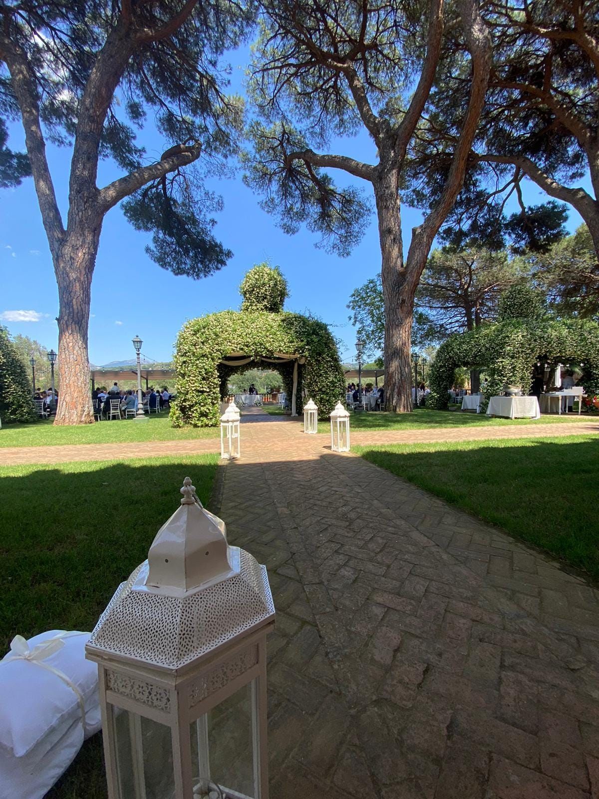 Una passerella di mattoni con lanterne sul lato