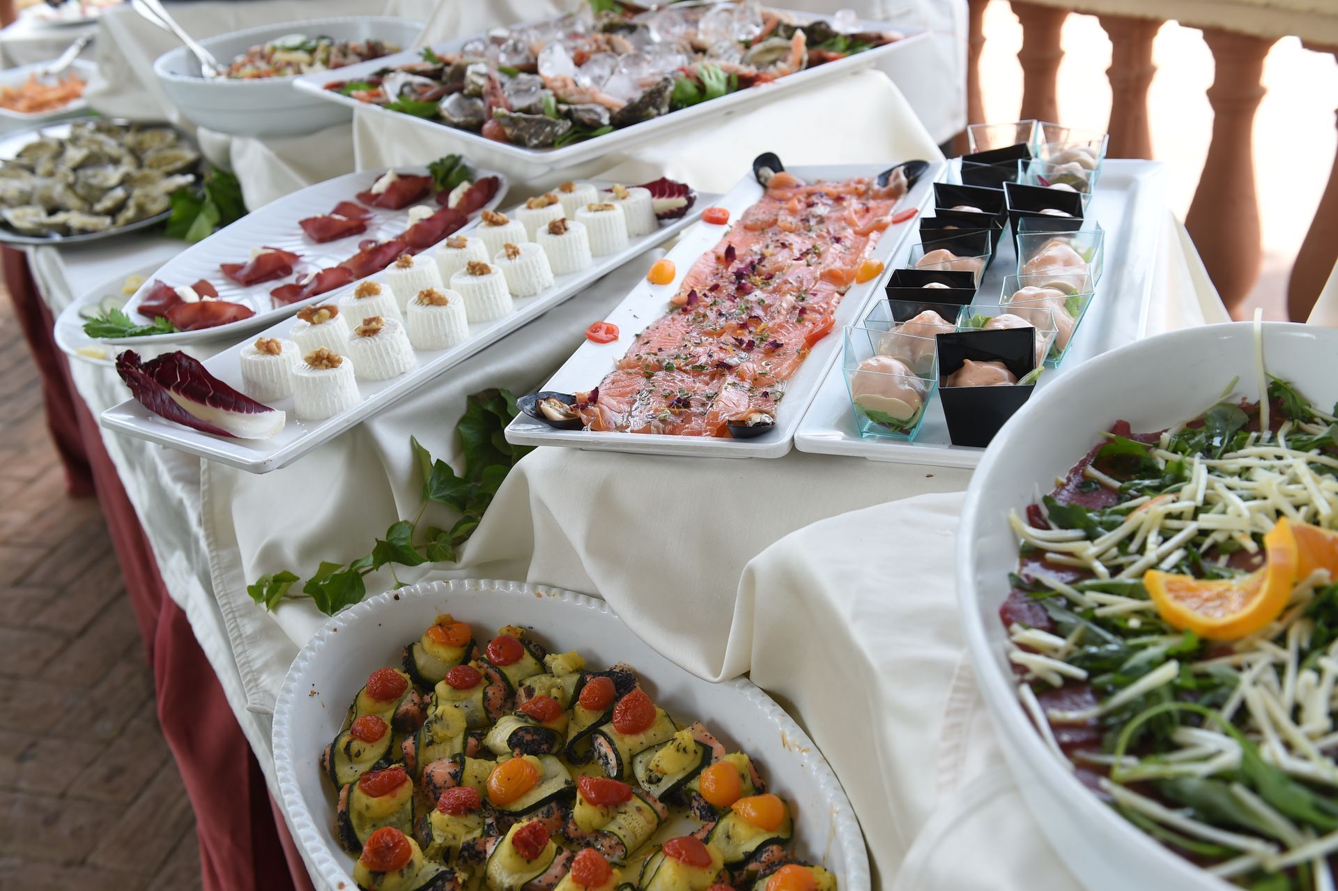 Un tavolo da buffet con una varietà di cibi sopra