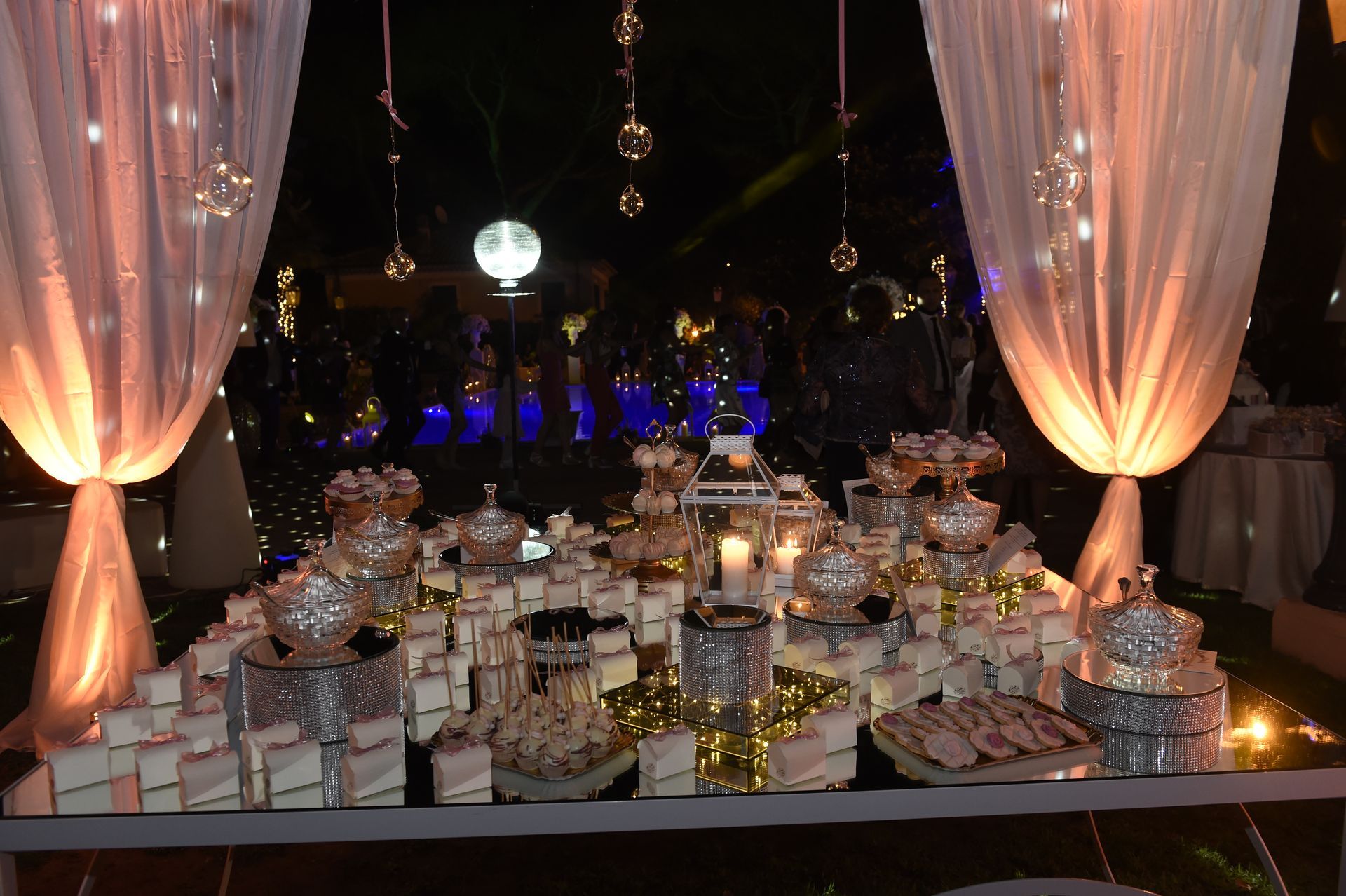 Un tavolo con molto cibo e candele sopra