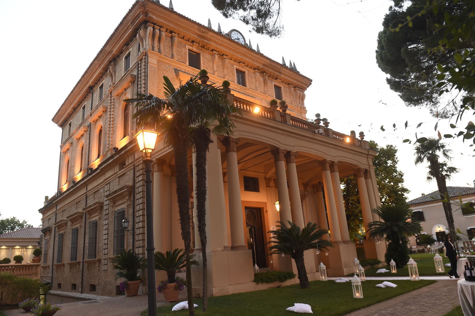 Un grande edificio con colonne e palme davanti