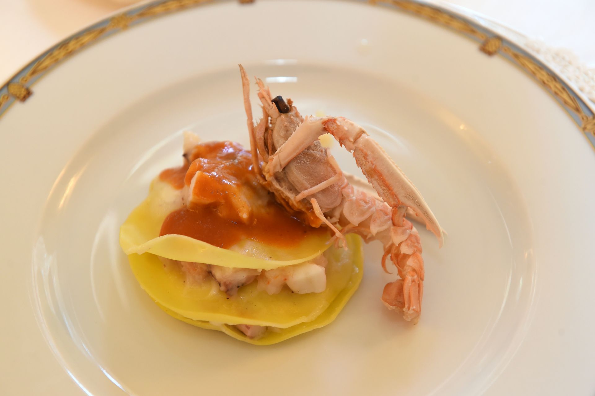 Un primo piano di un piatto di cibo con sopra un granchio.