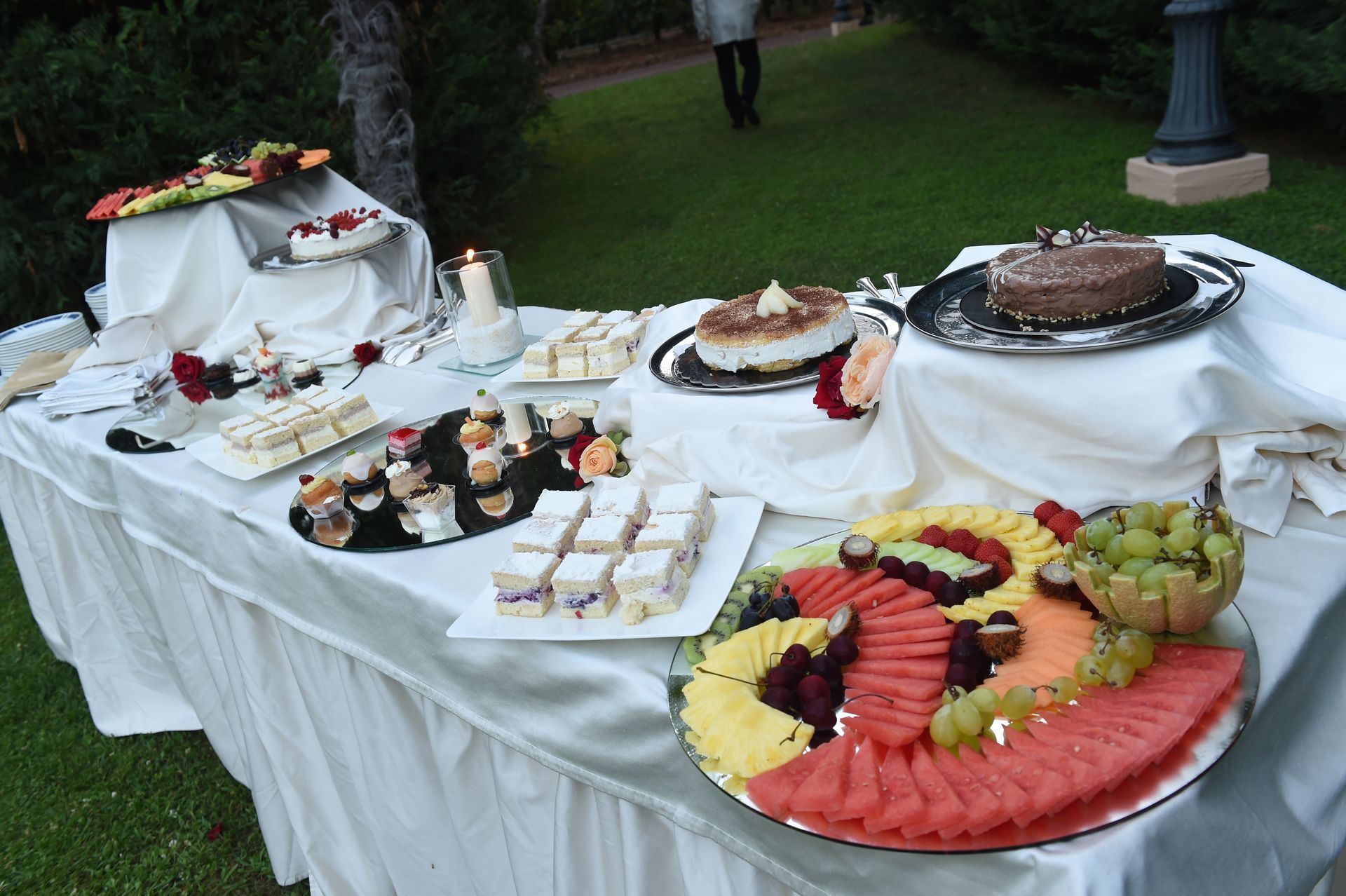 Un tavolo con sopra una varietà di dolci e frutta