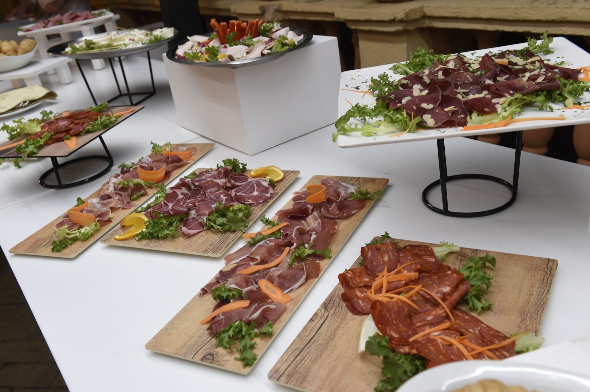 Un tavolo da buffet con sopra piatti di cibo