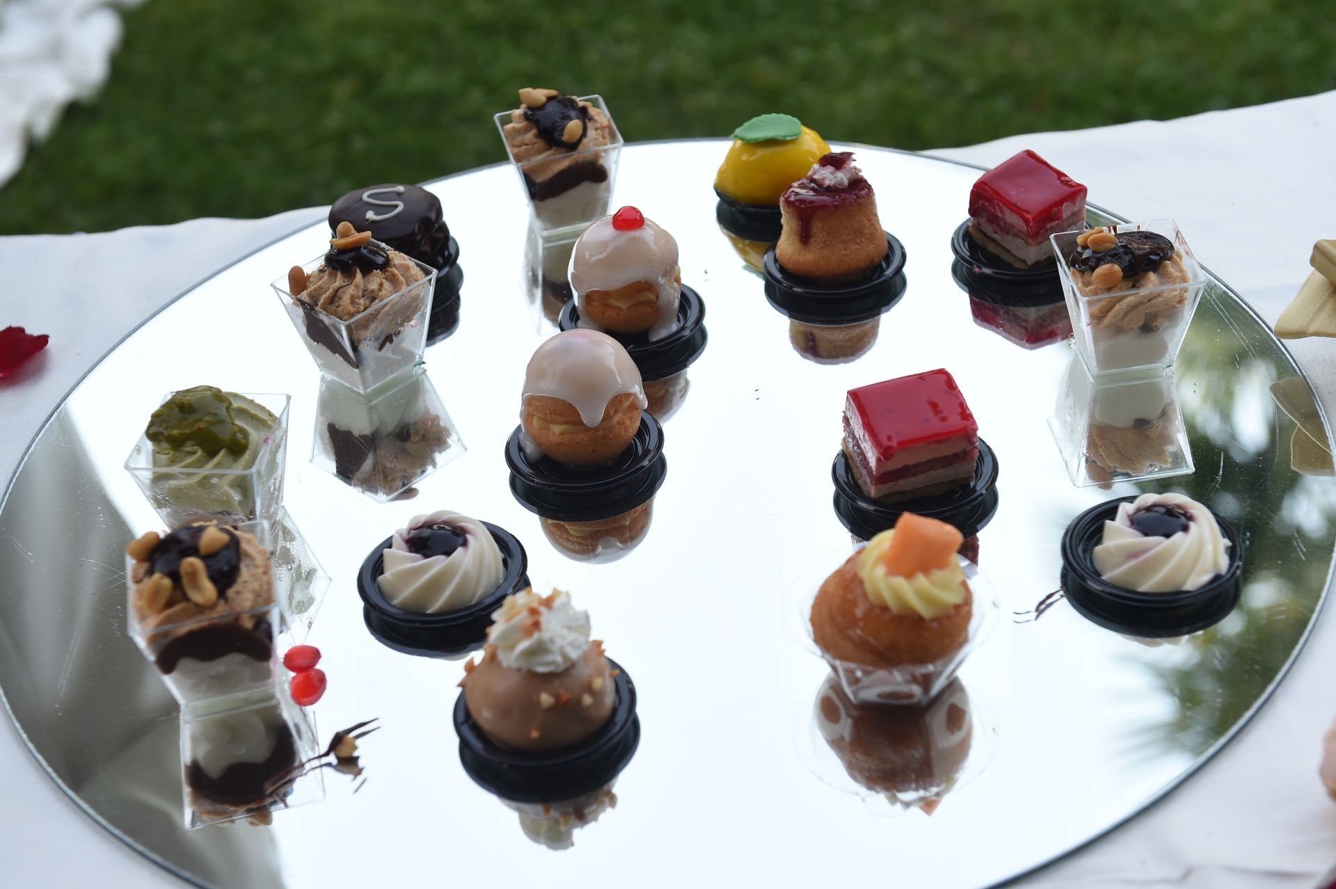 Su uno specchio sono esposti una varietà di dessert