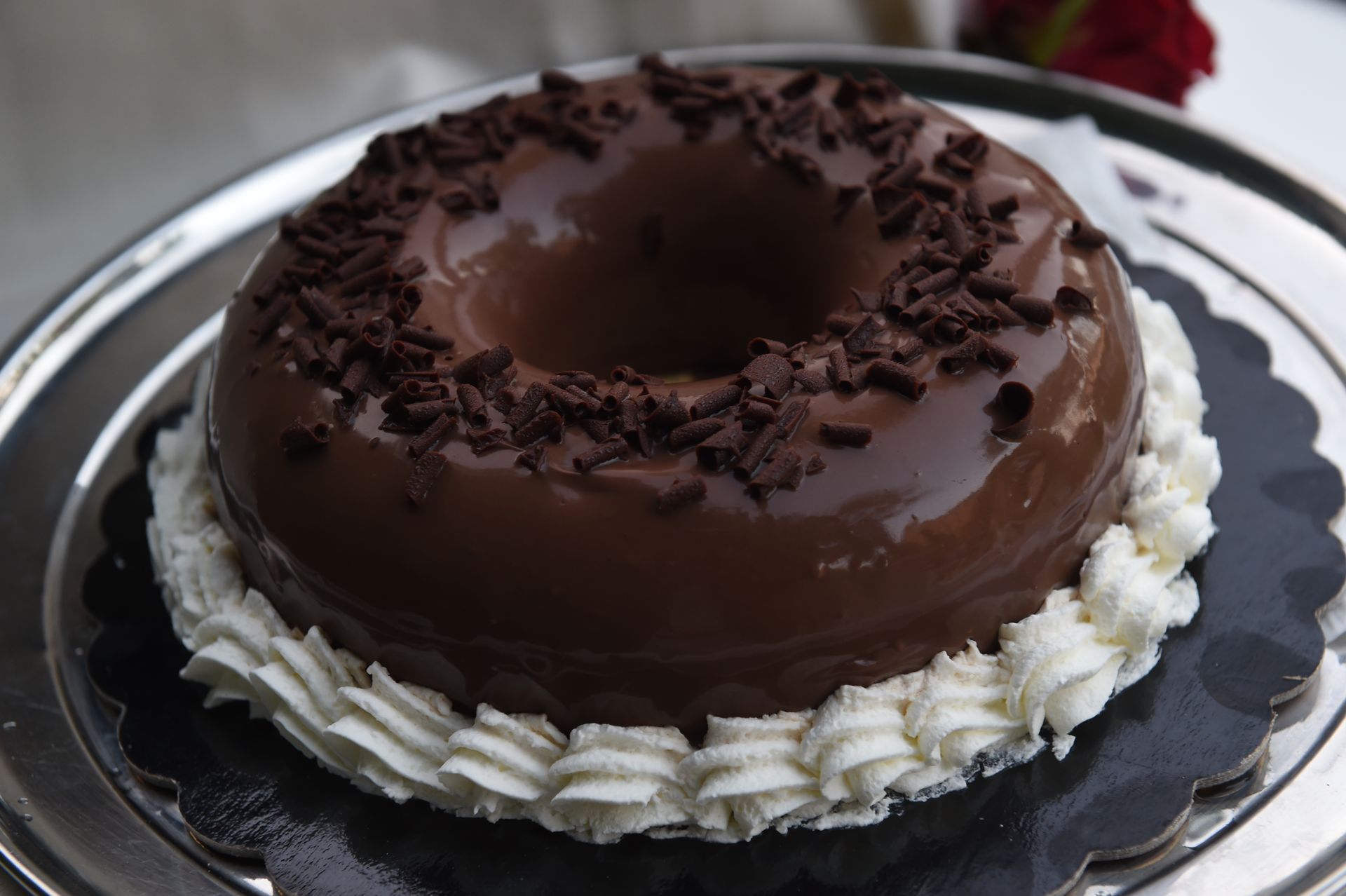 Una torta al cioccolato con panna montata e granelli di cioccolato sopra