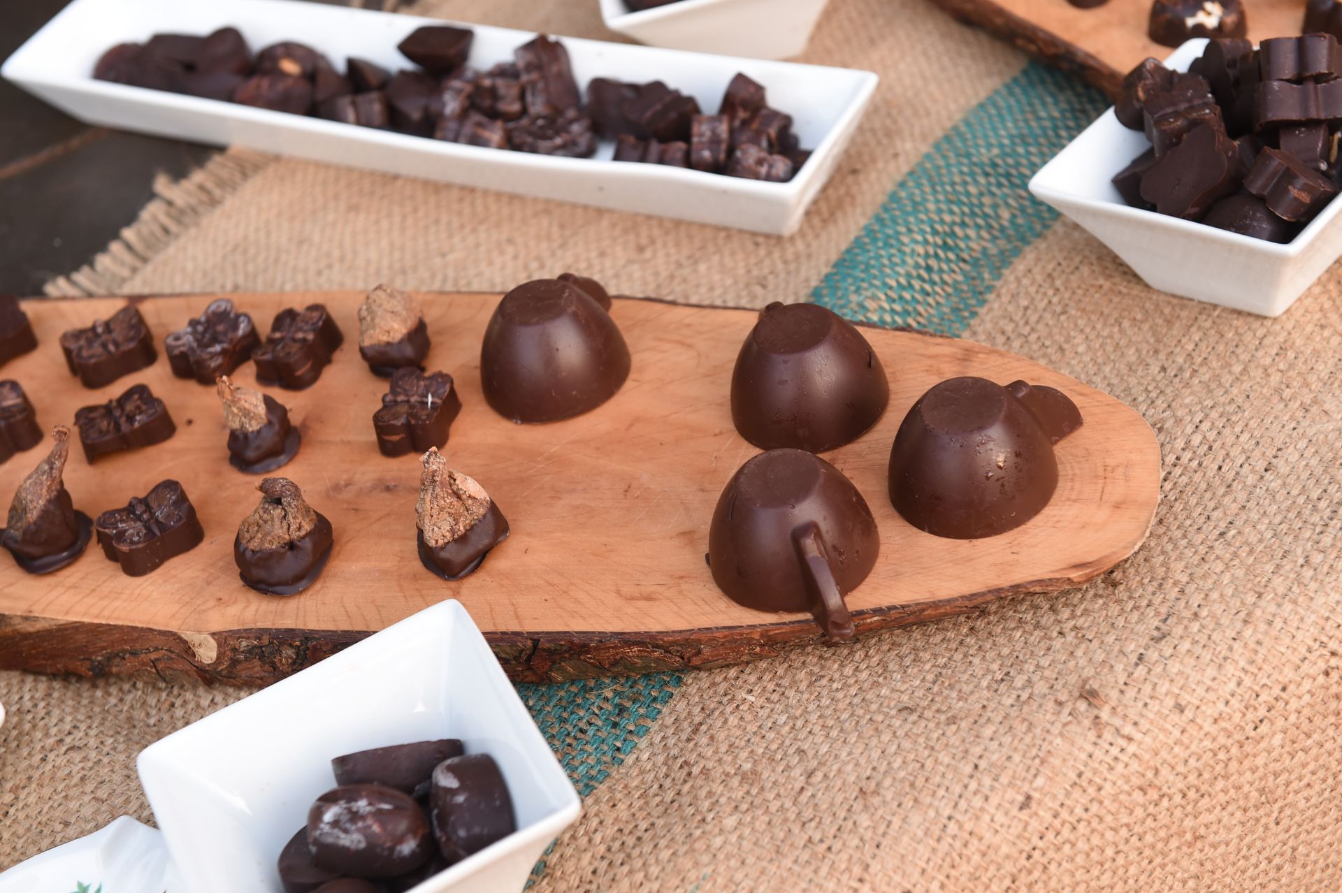 Un tagliere di legno con sopra una varietà di cioccolatini