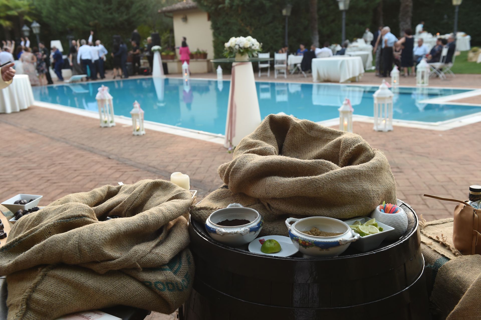 Un tavolo con ciotole e un sacchetto di cibo davanti a una piscina