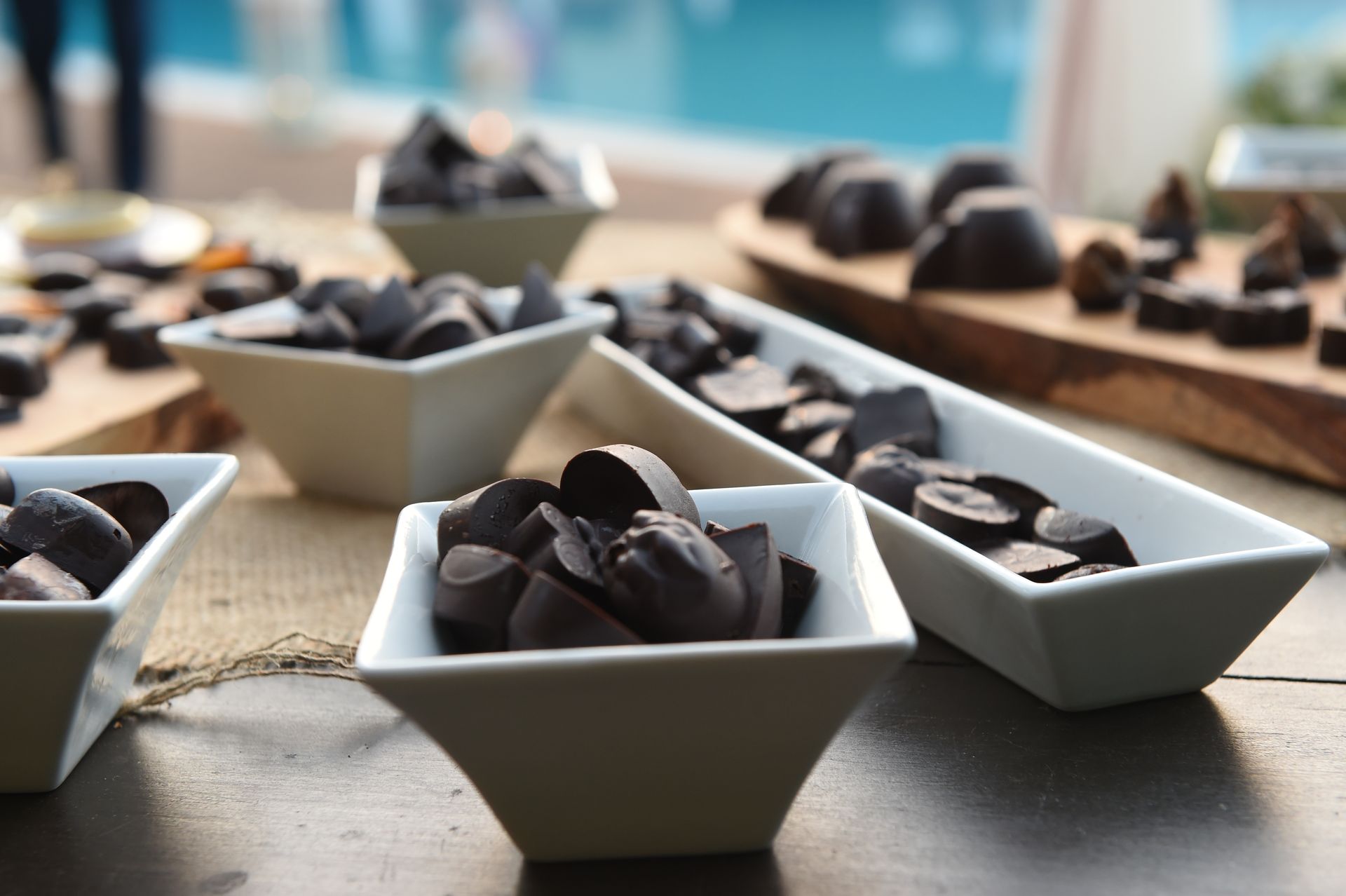 Su un tavolo sono allineate diverse ciotole di cioccolata