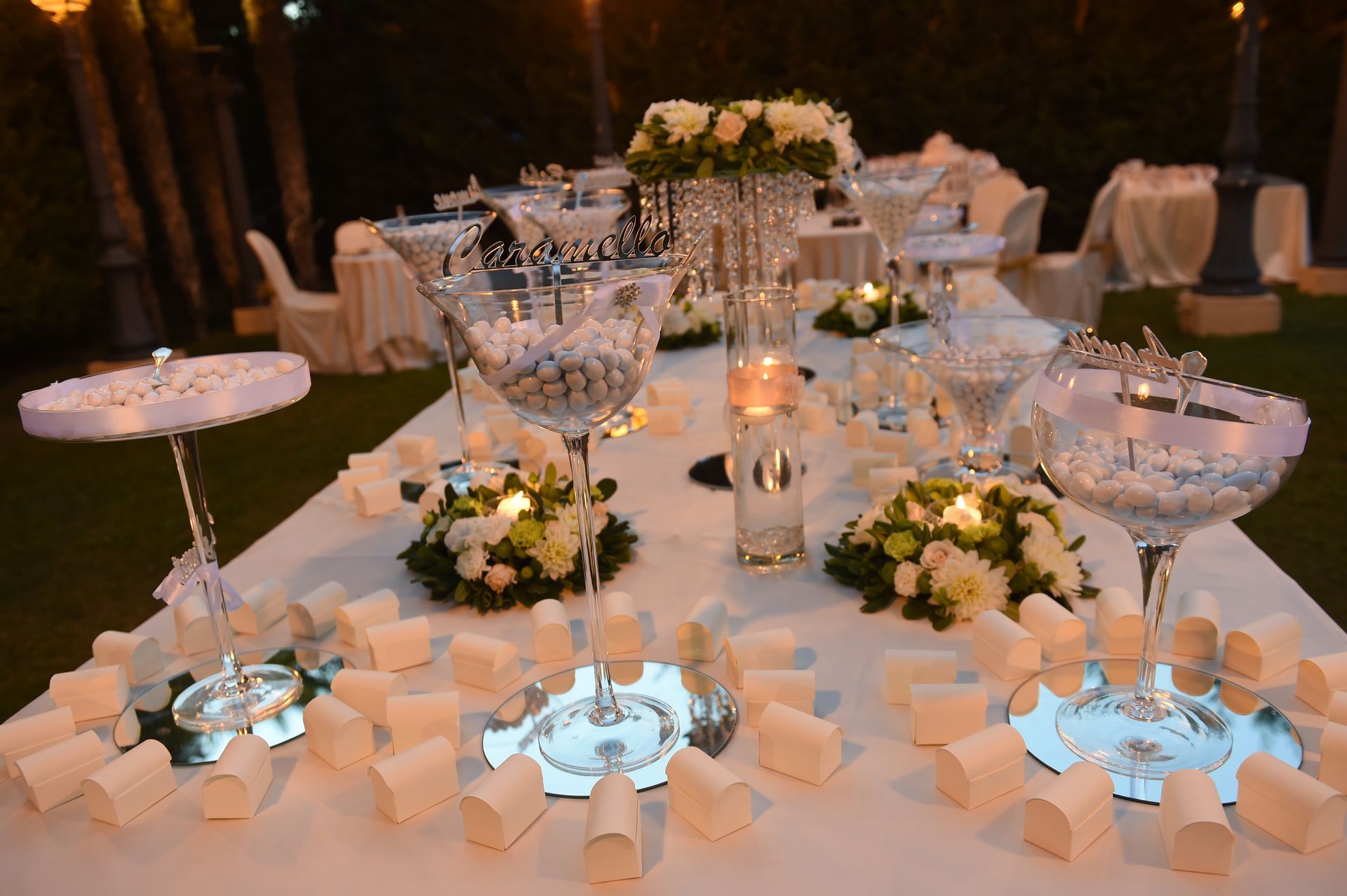 Un tavolo con molte candele e fiori sopra