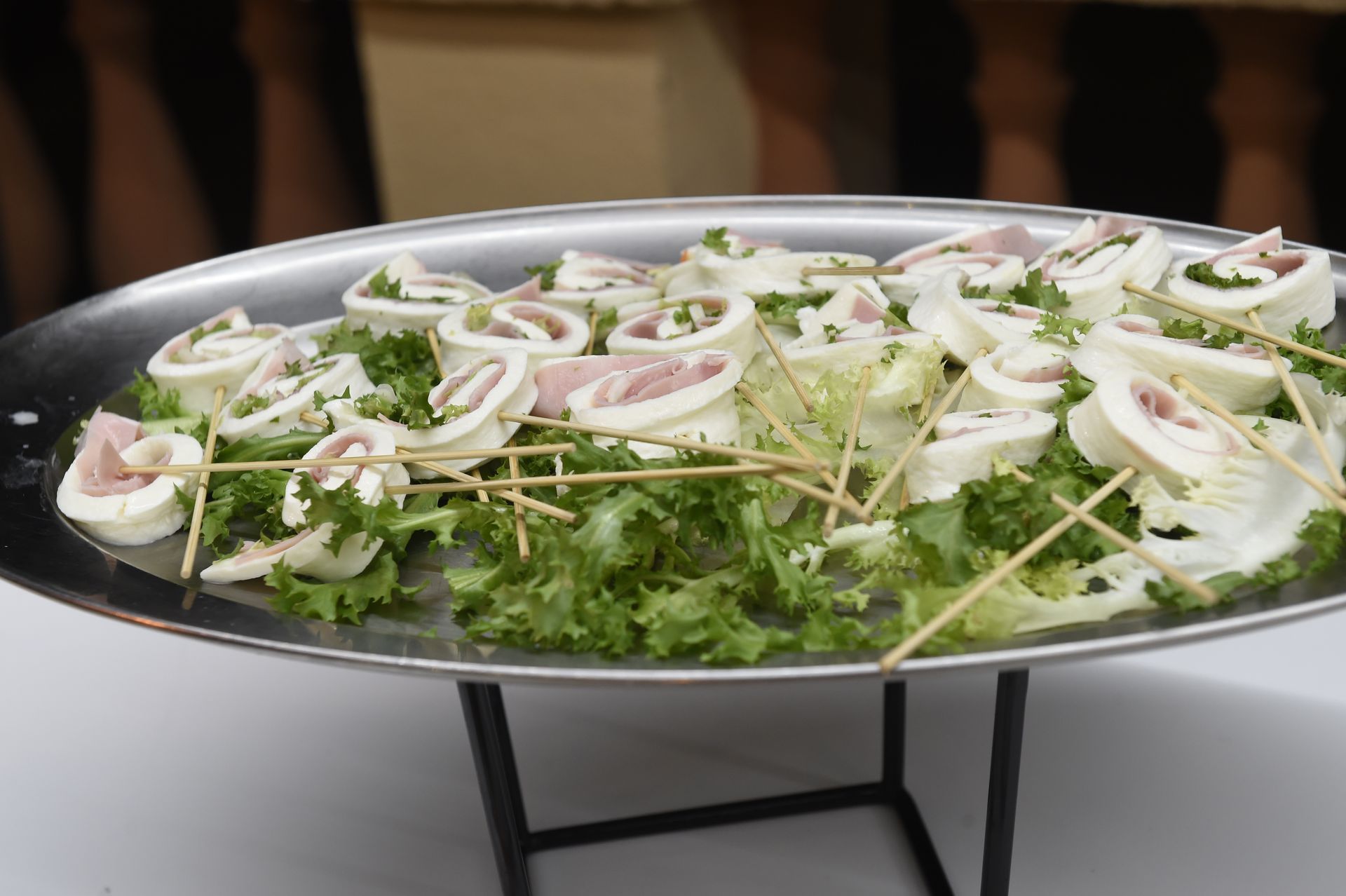 Un piatto di cibo con calamari e lattuga su un tavolo.