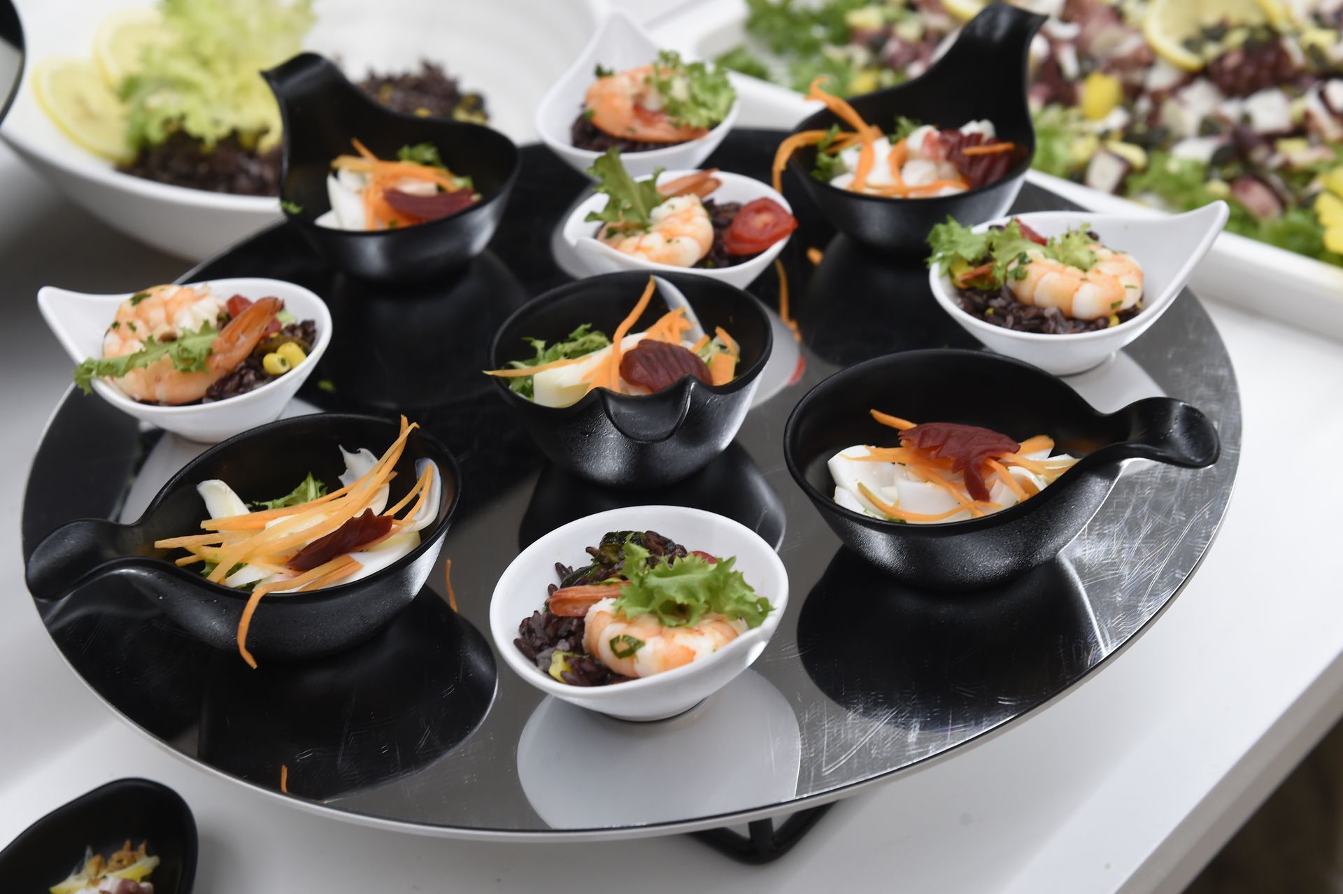 Un vassoio di piccole ciotole di cibo su un tavolo