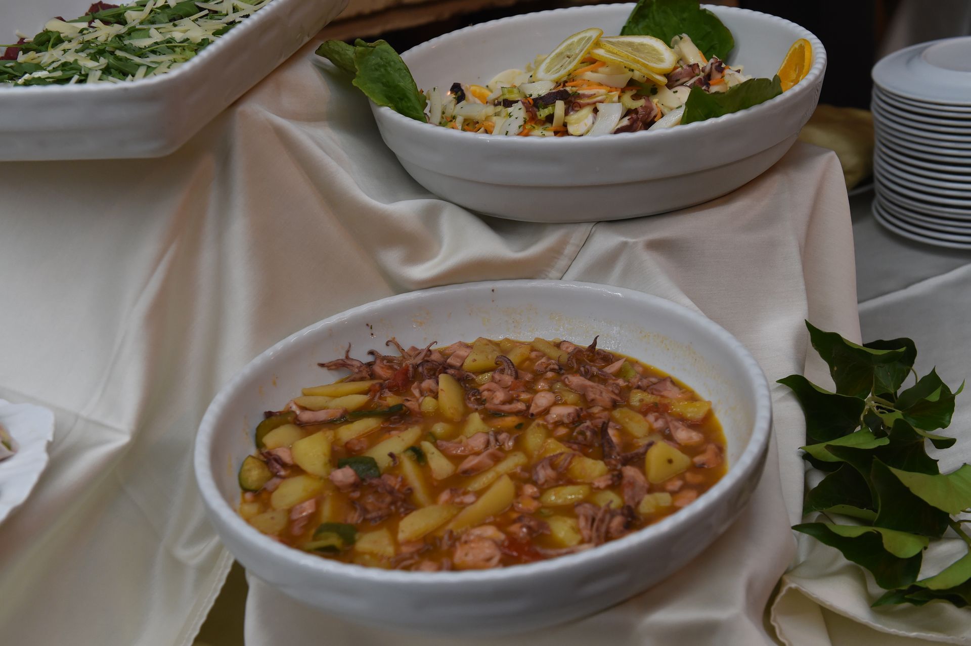 Due ciotole di cibo sono sedute su un tavolo