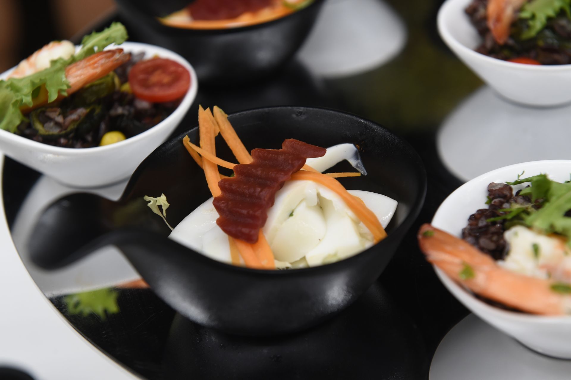 Un primo piano di una ciotola di cibo su un tavolo