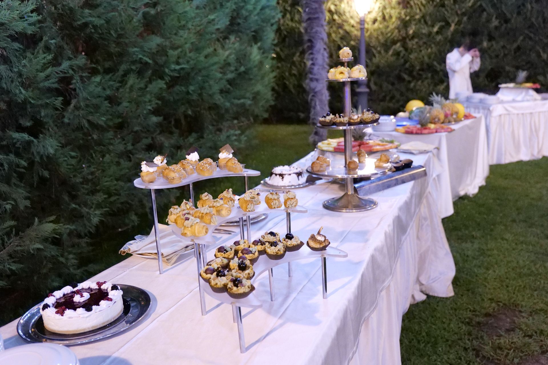 Un tavolo da buffet con cupcakes e una torta sopra