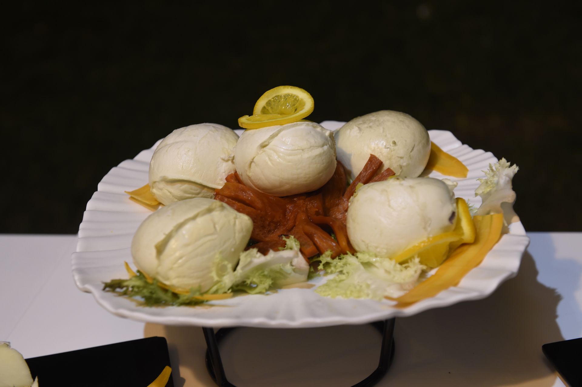 Un piatto di cibo con sopra una fetta di limone