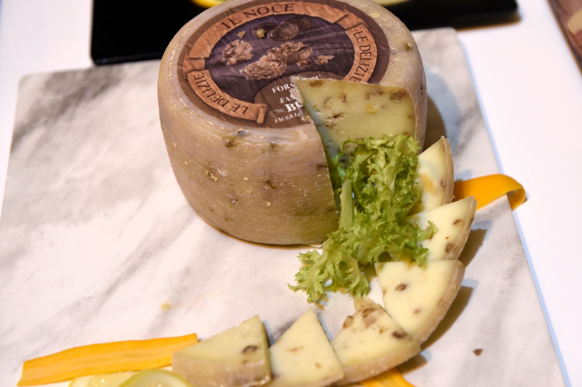 Un pezzo di formaggio con lattuga e carote su un piatto