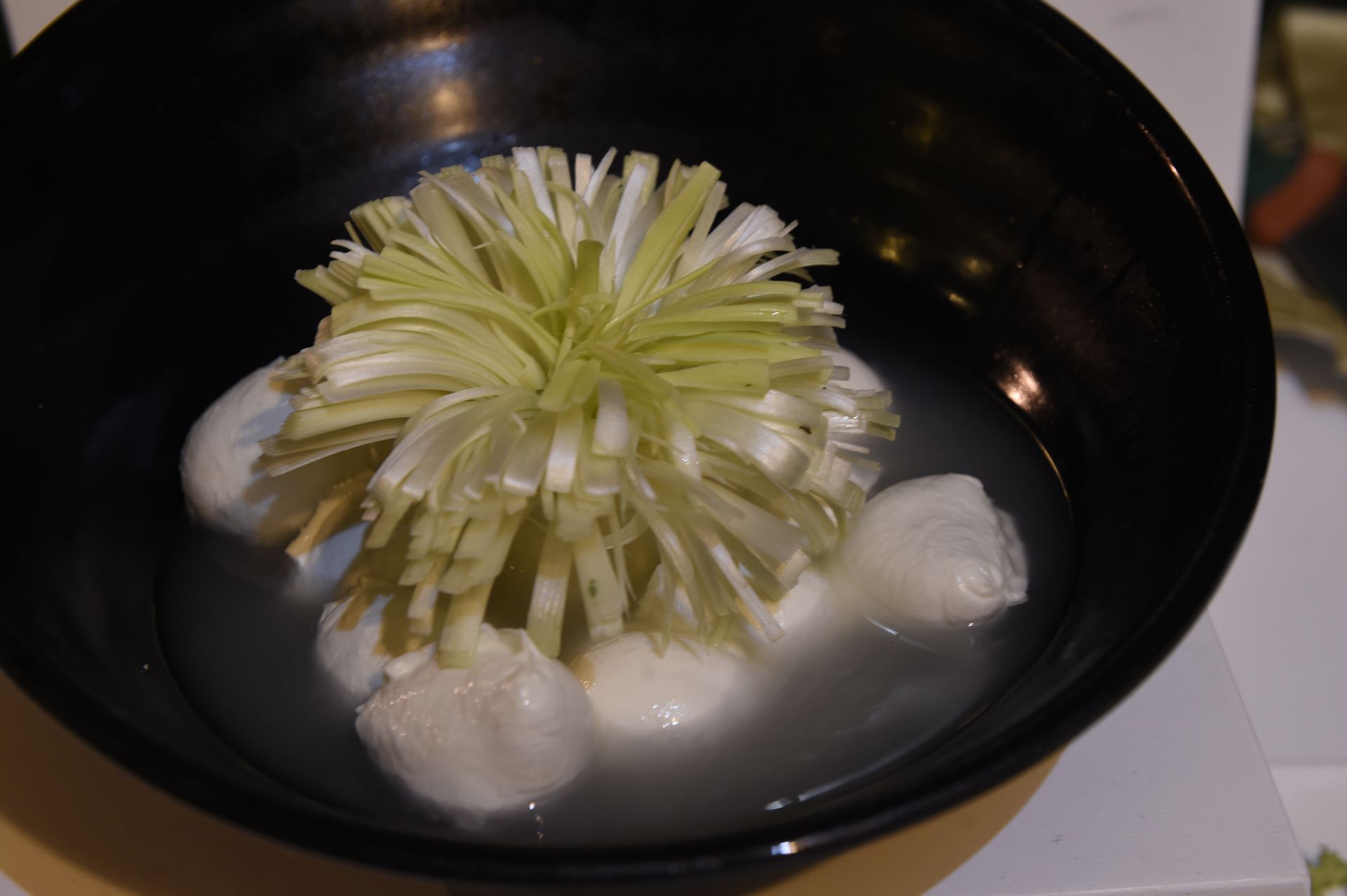 Una ciotola di zuppa con dentro un fiore