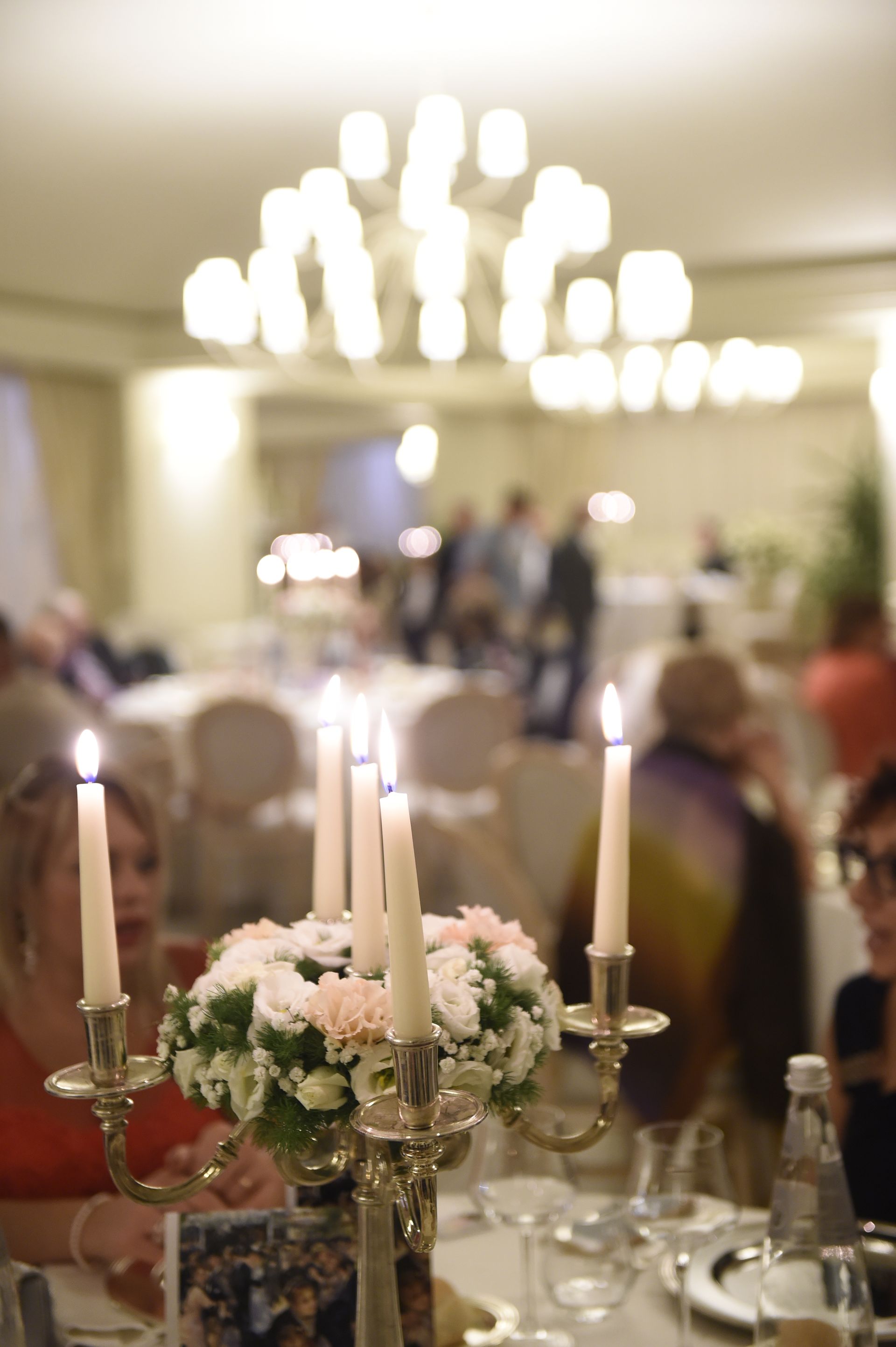 Un portacandele con fiori e candele sopra