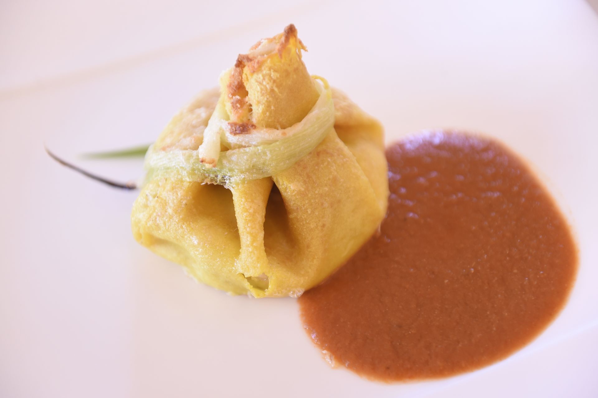 Un primo piano di un piatto di cibo con salsa sopra.