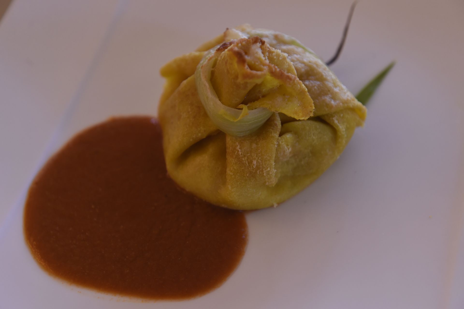 Un primo piano di un piatto di cibo con salsa sopra.