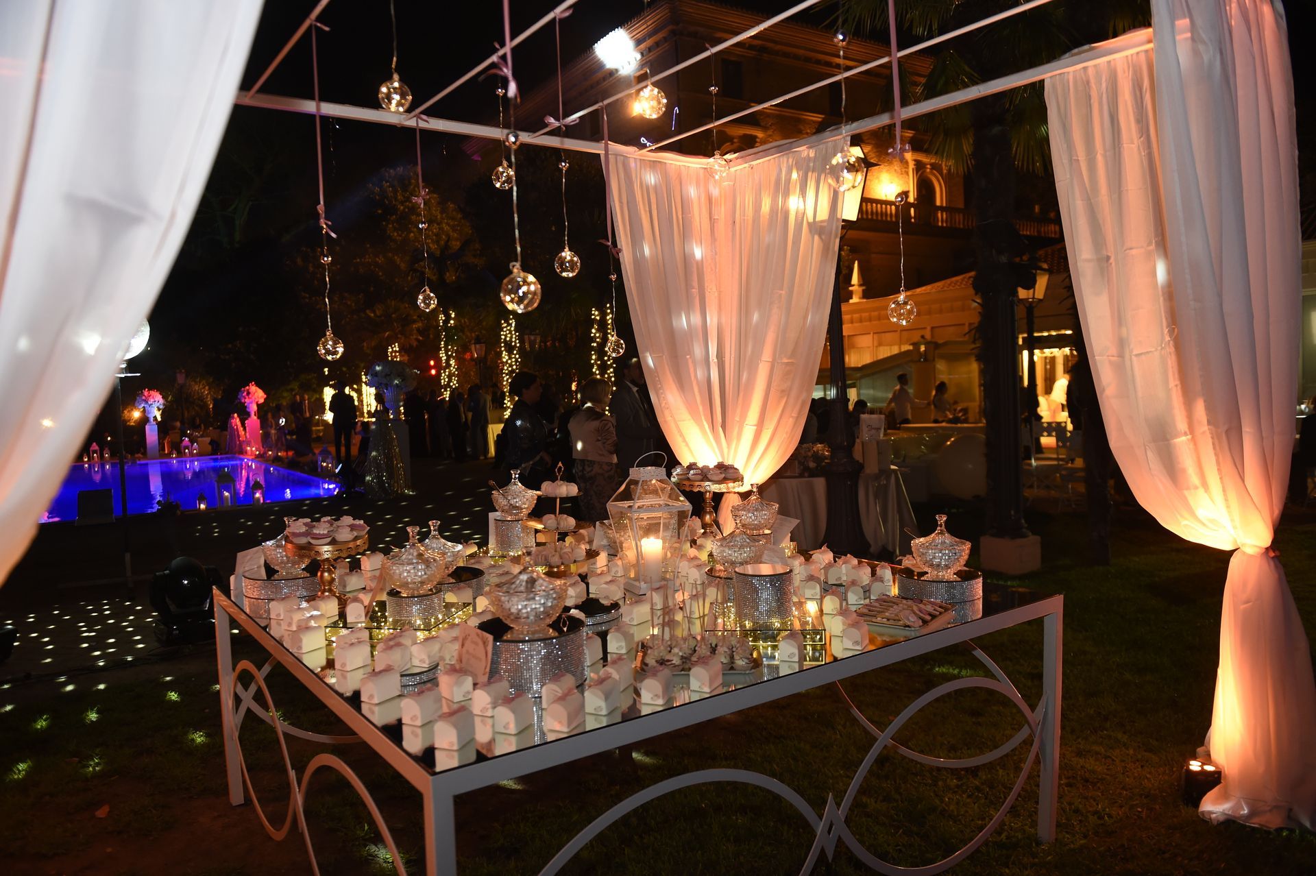 Un tavolo con molte candele sopra