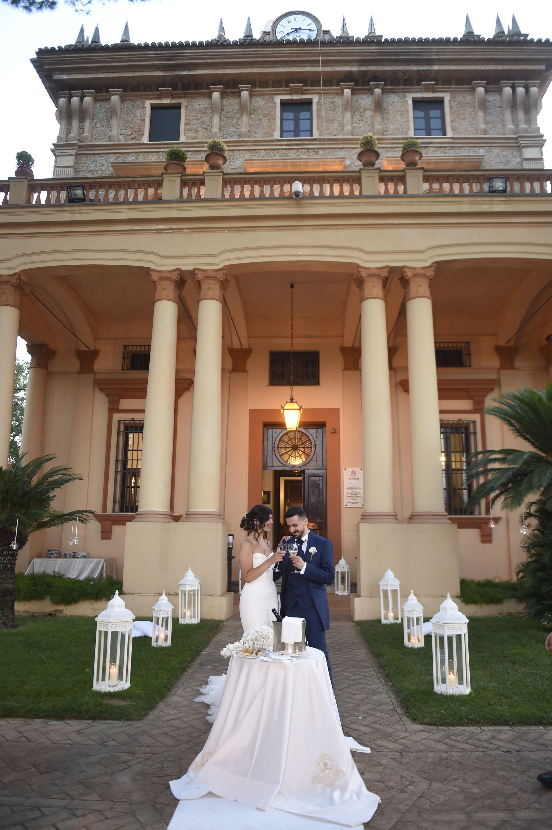 Una sposa e uno sposo in piedi di fronte a un grande edificio