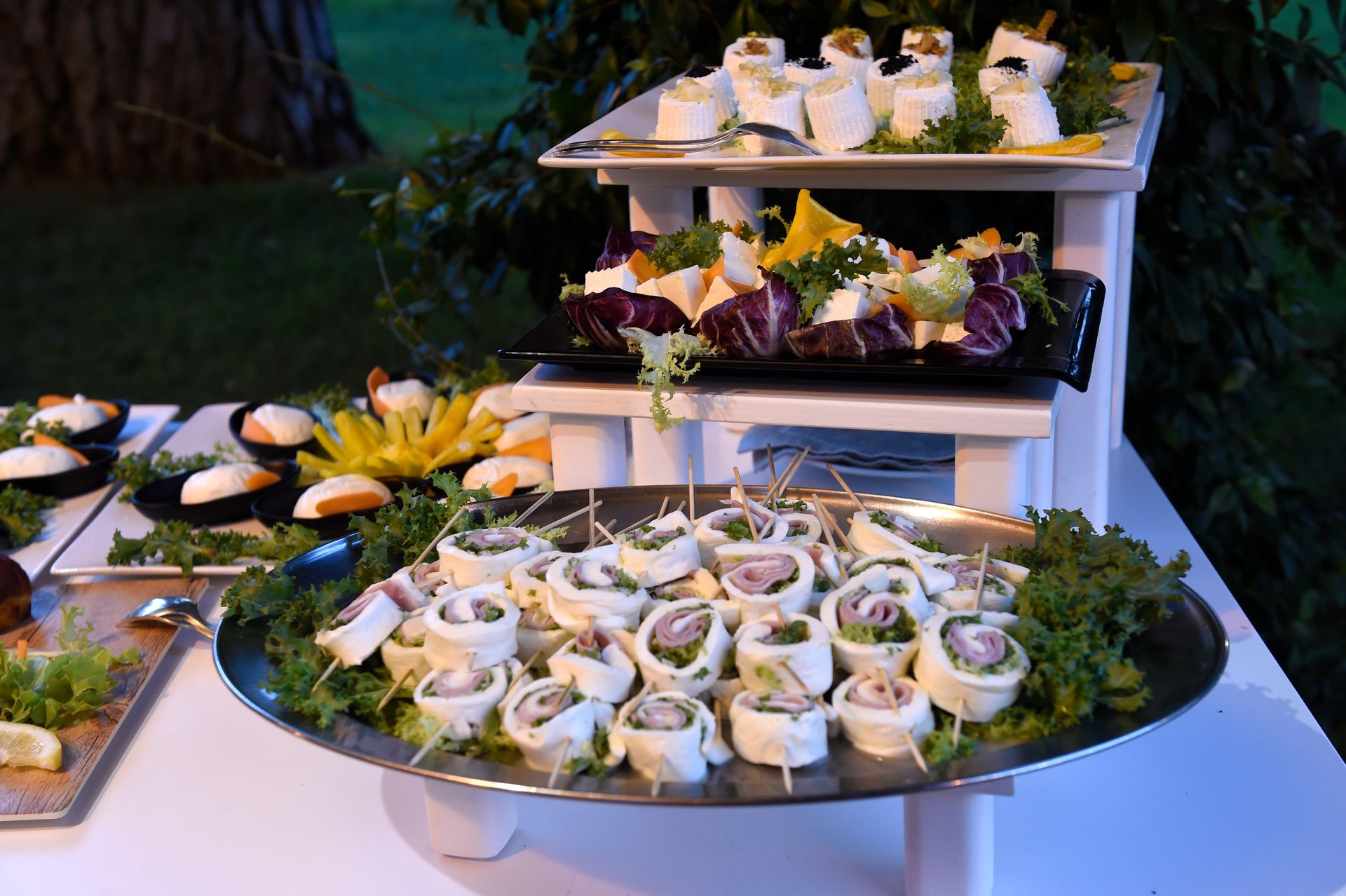 Un tavolo da buffet con una varietà di cibi sopra