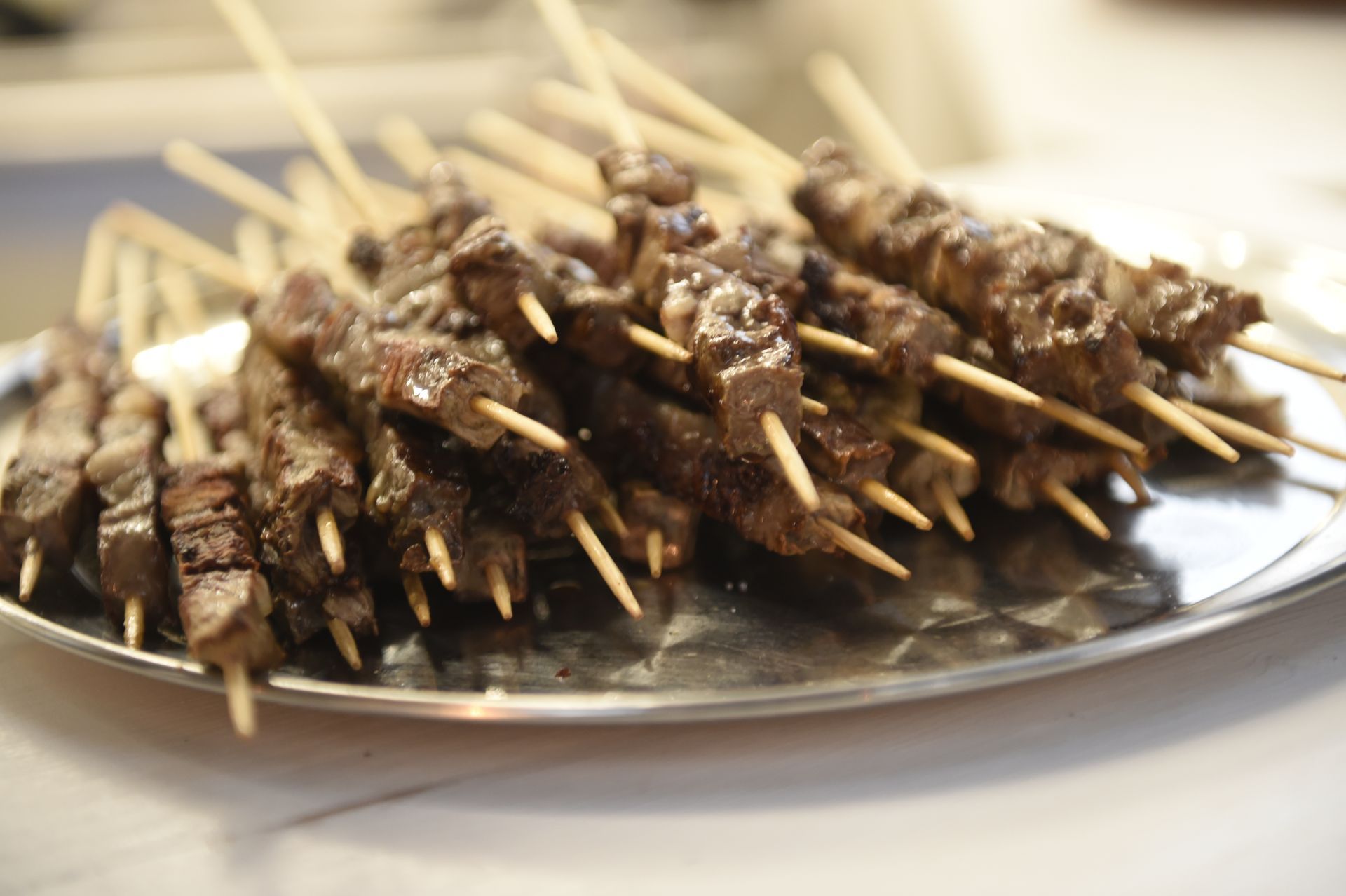 Un vassoio di carne su spiedini su un tavolo