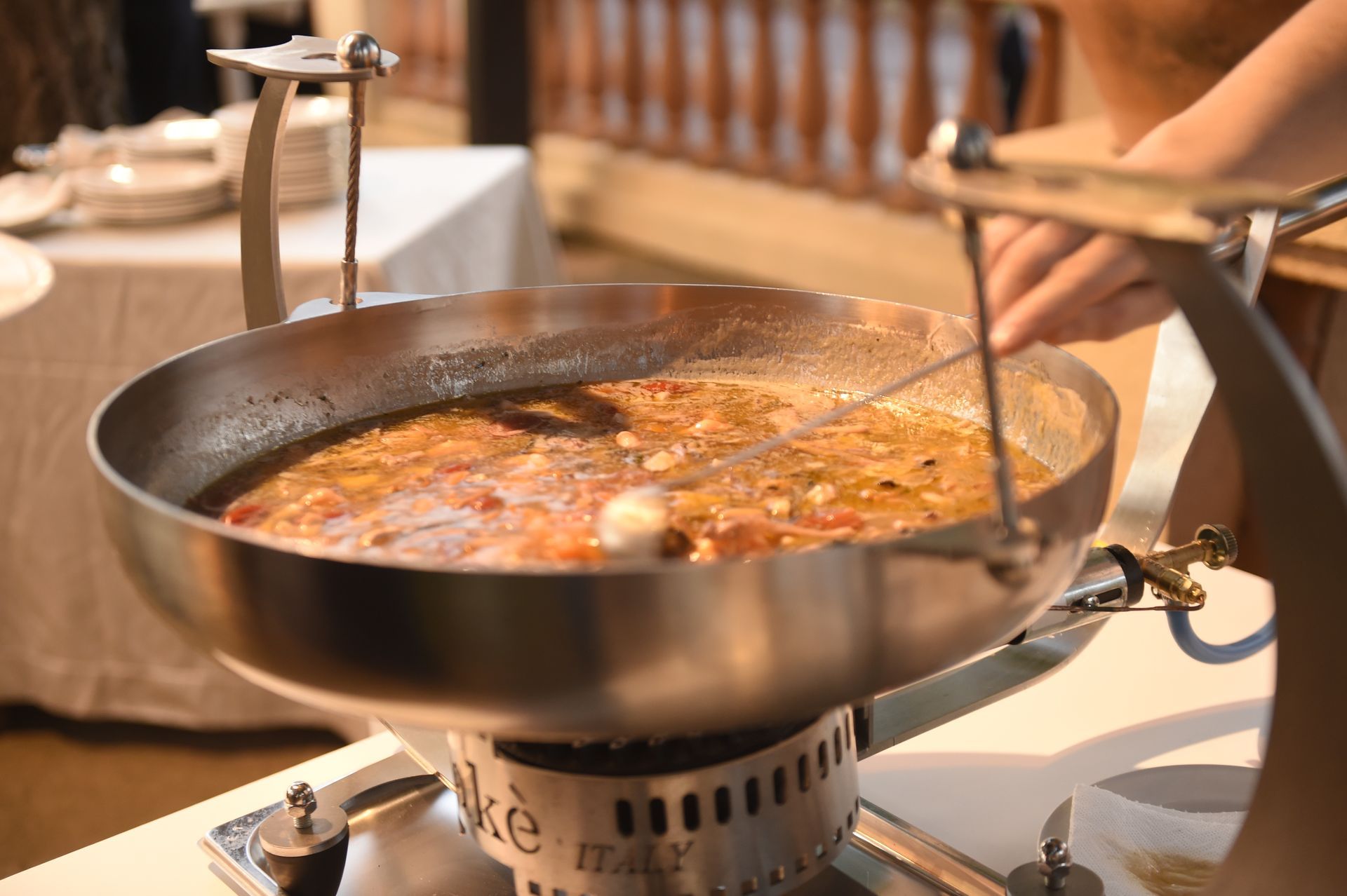 Una persona sta mescolando una pentola di zuppa su un fornello.